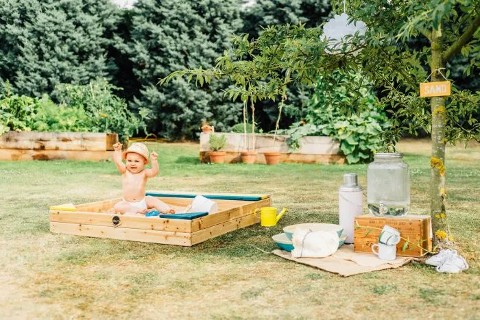 Arenero infantil con almacenamiento