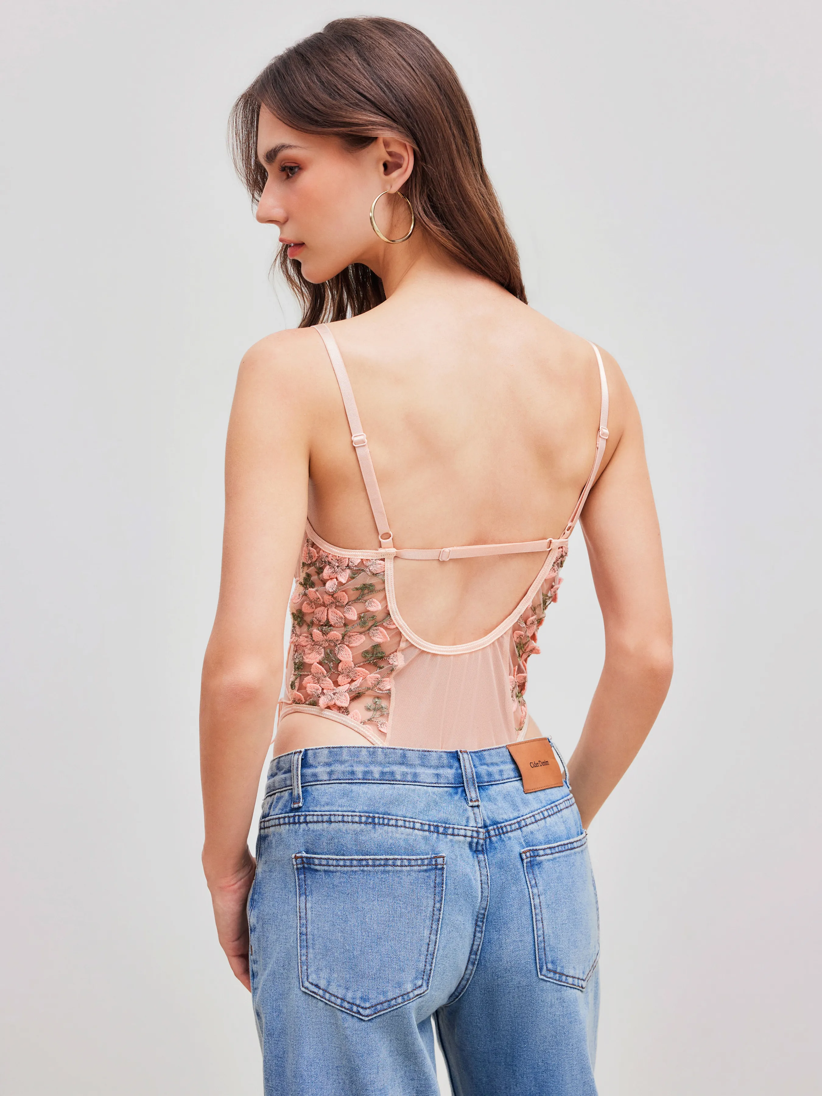 Body de encaje floral con cuello en V y transparencias