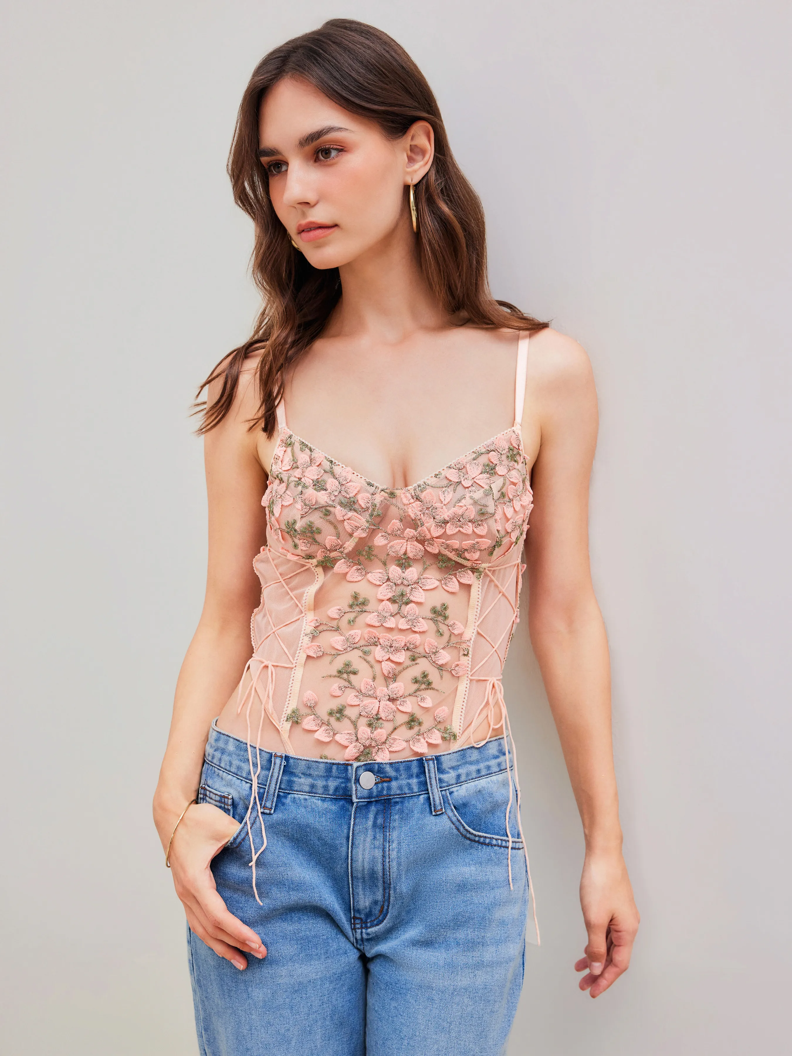 Body de encaje floral con cuello en V y transparencias