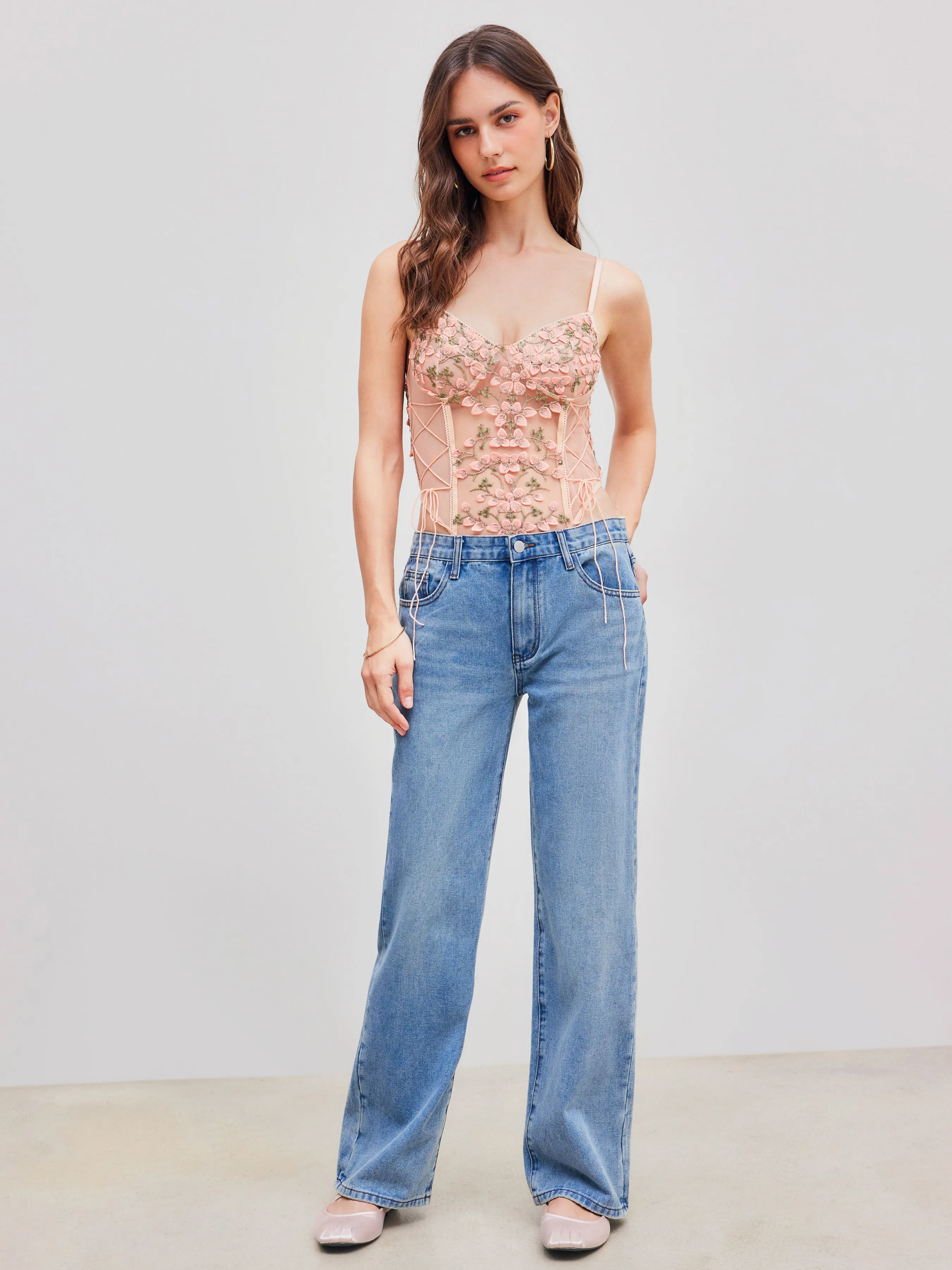 Body de encaje floral con cuello en V y transparencias