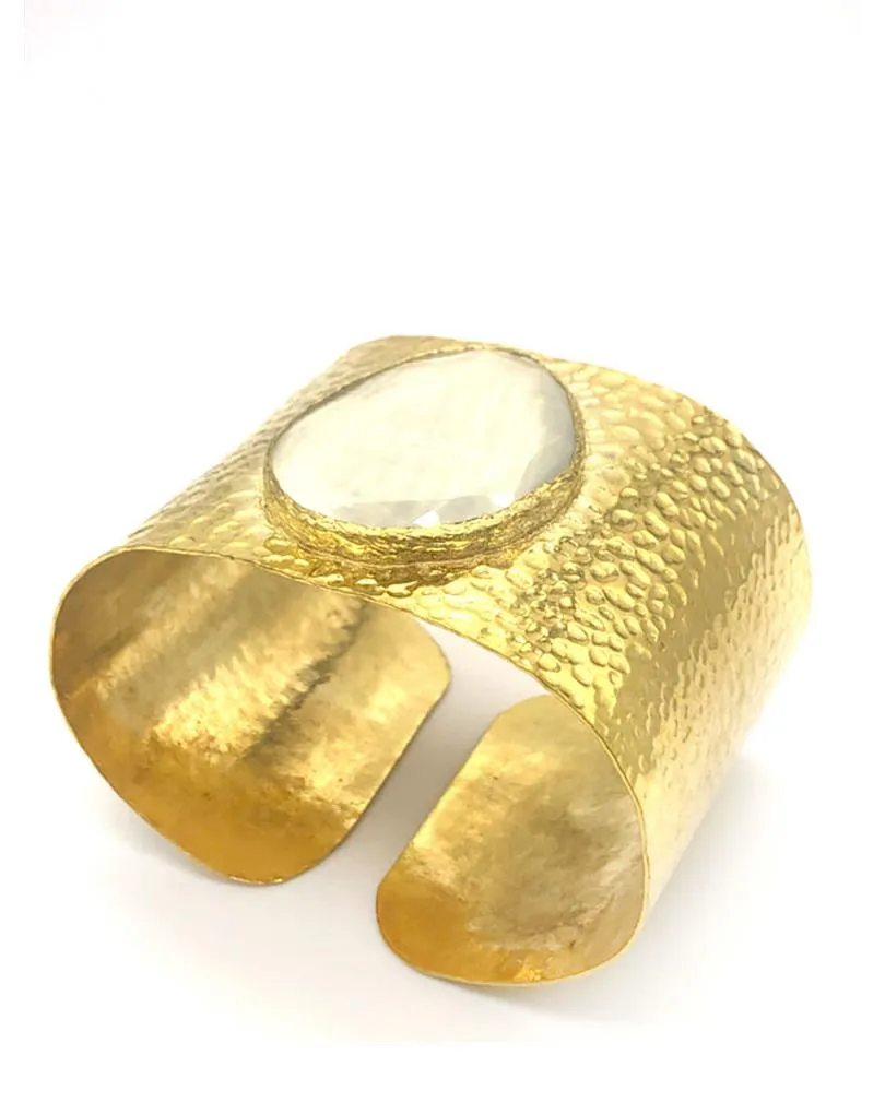 BRAZALETE DORADO ANCHO CON PIEDRA BLANCA PARA MUJERES ATREVIDAS