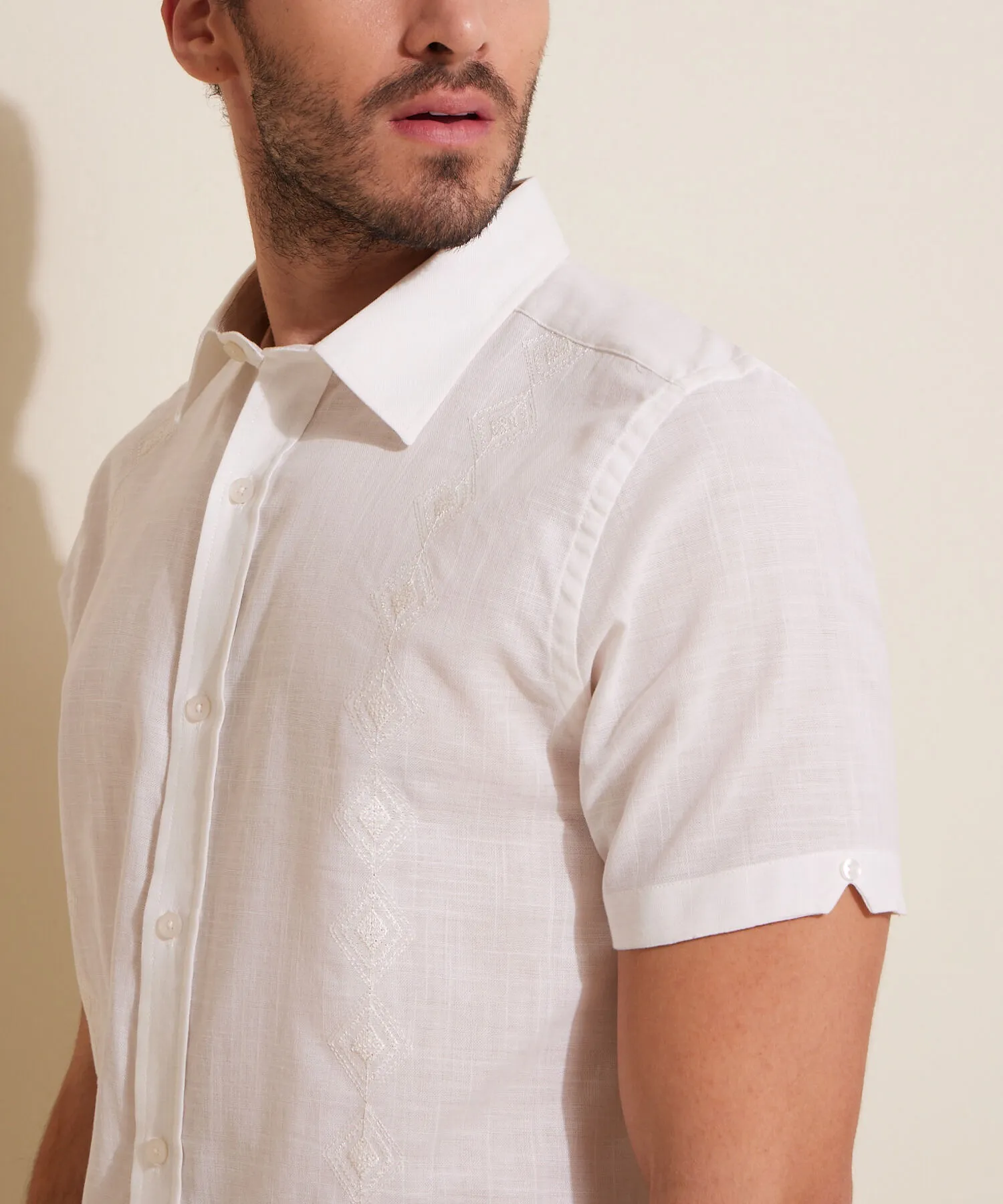 CAMISA GUAYABERA EN EFECTO R&UACUTE;STICO