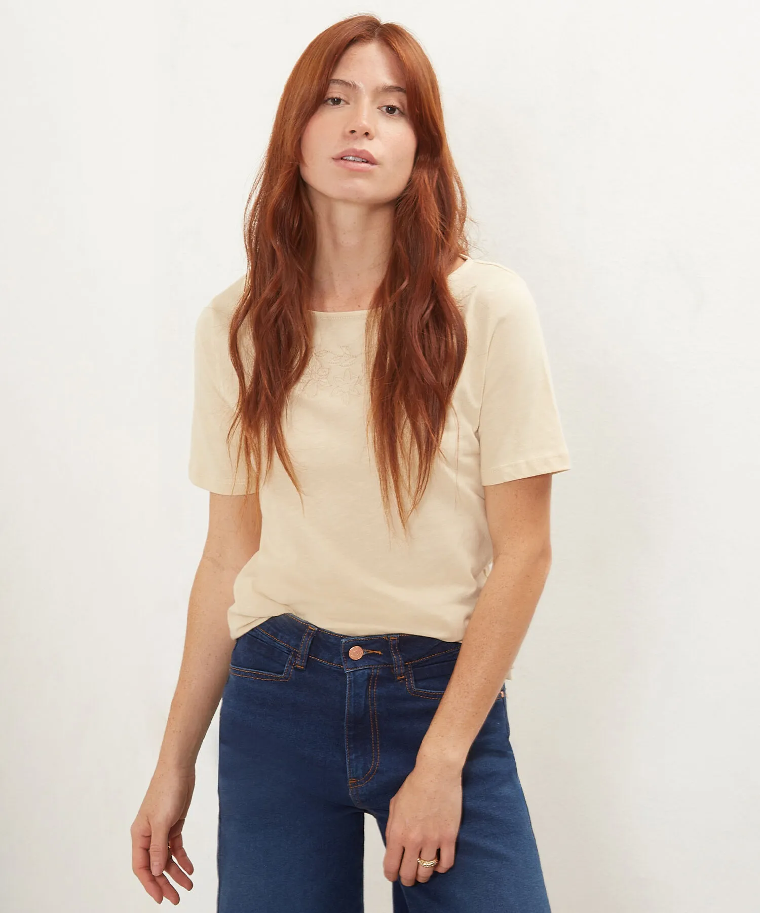CAMISETA CON BORDADO FLORAL