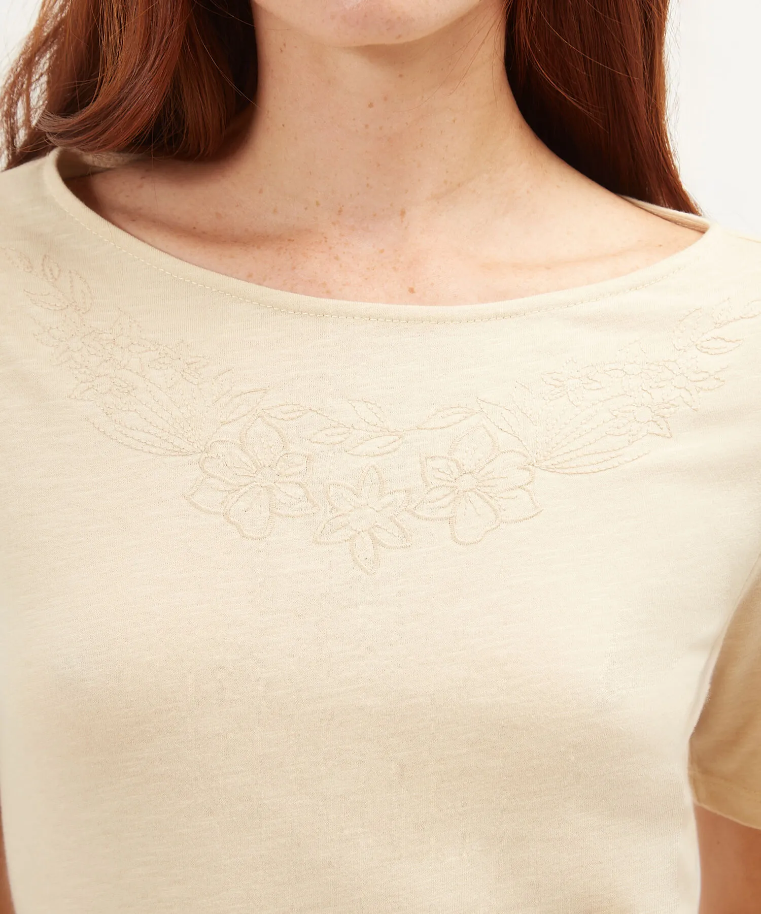 CAMISETA CON BORDADO FLORAL