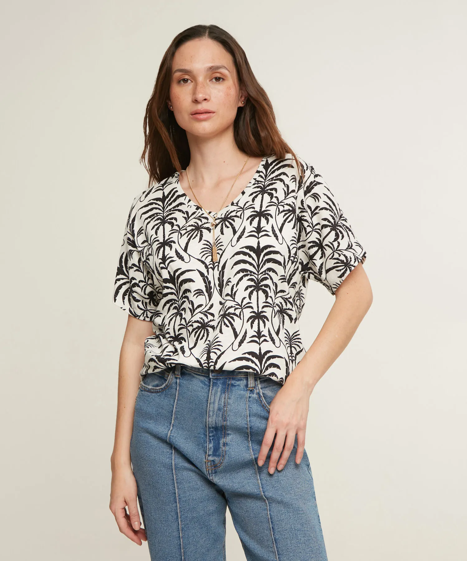 CAMISETA ESTAMPADA CON ESCOTE EN V