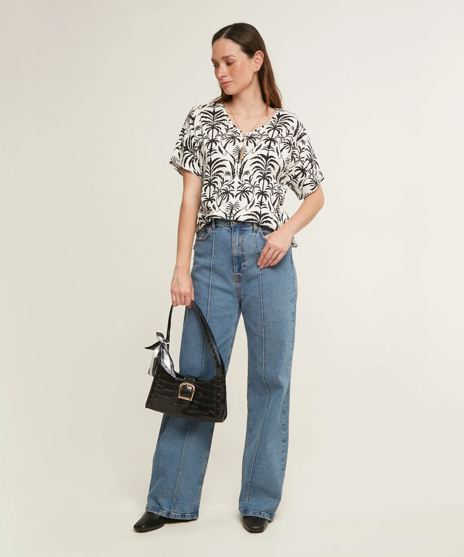 CAMISETA ESTAMPADA CON ESCOTE EN V