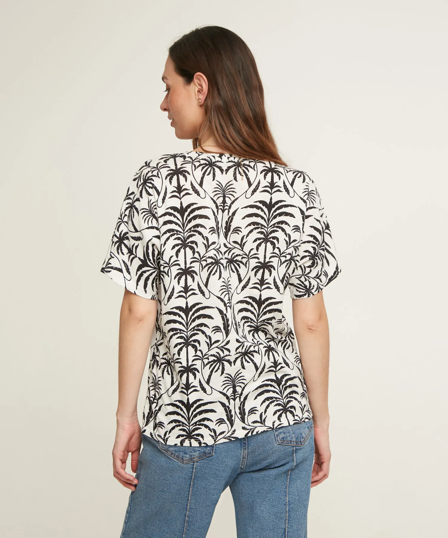 CAMISETA ESTAMPADA CON ESCOTE EN V