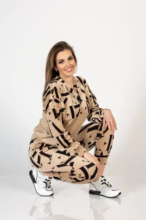 Chándal de imitación de terciopelo con estampado de letras Laureta, negro beige