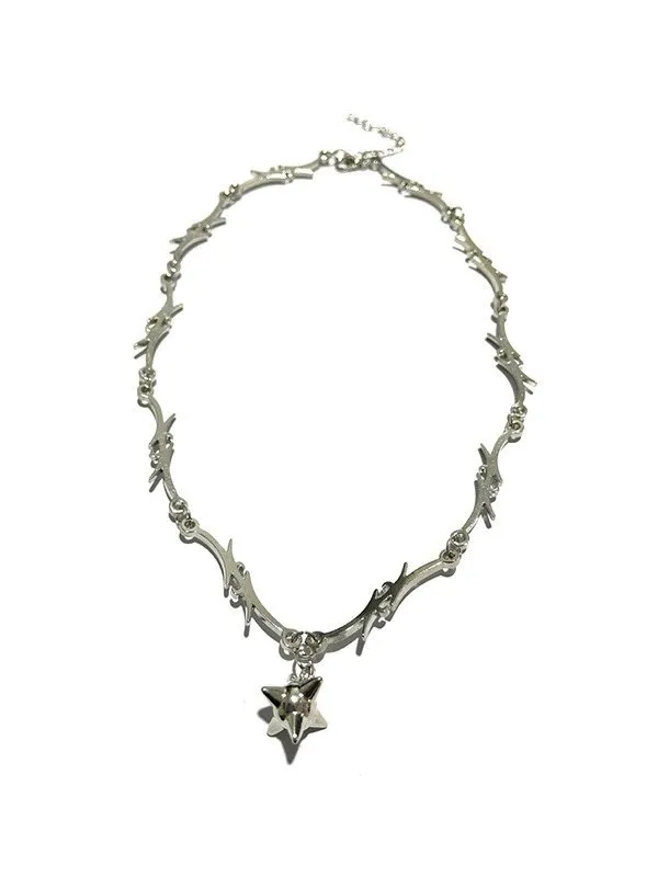 Collar de plata con decoración de espinas punk