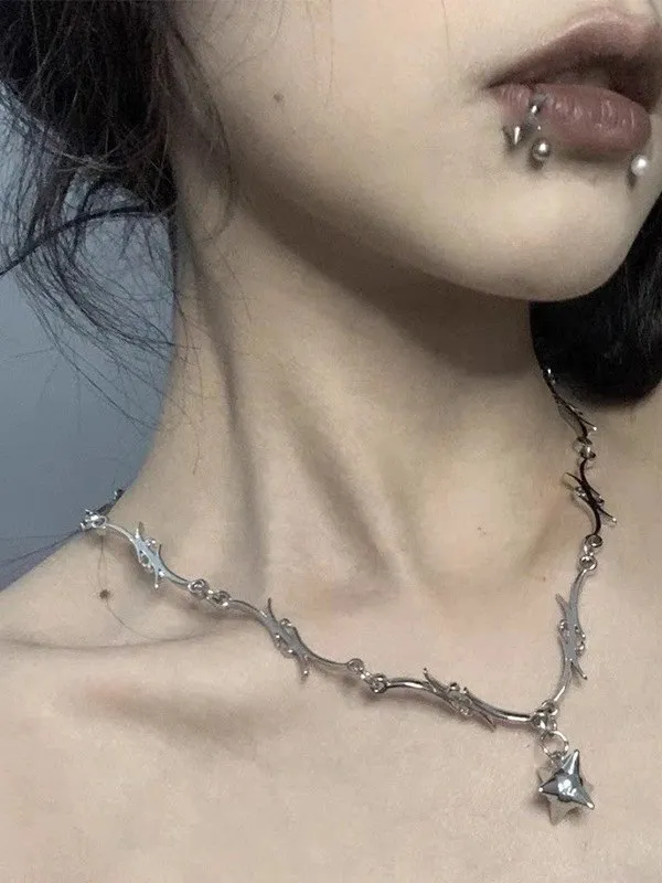 Collar de plata con decoración de espinas punk