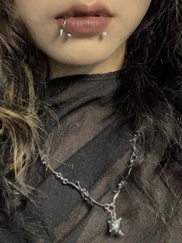 Collar de plata con decoración de espinas punk