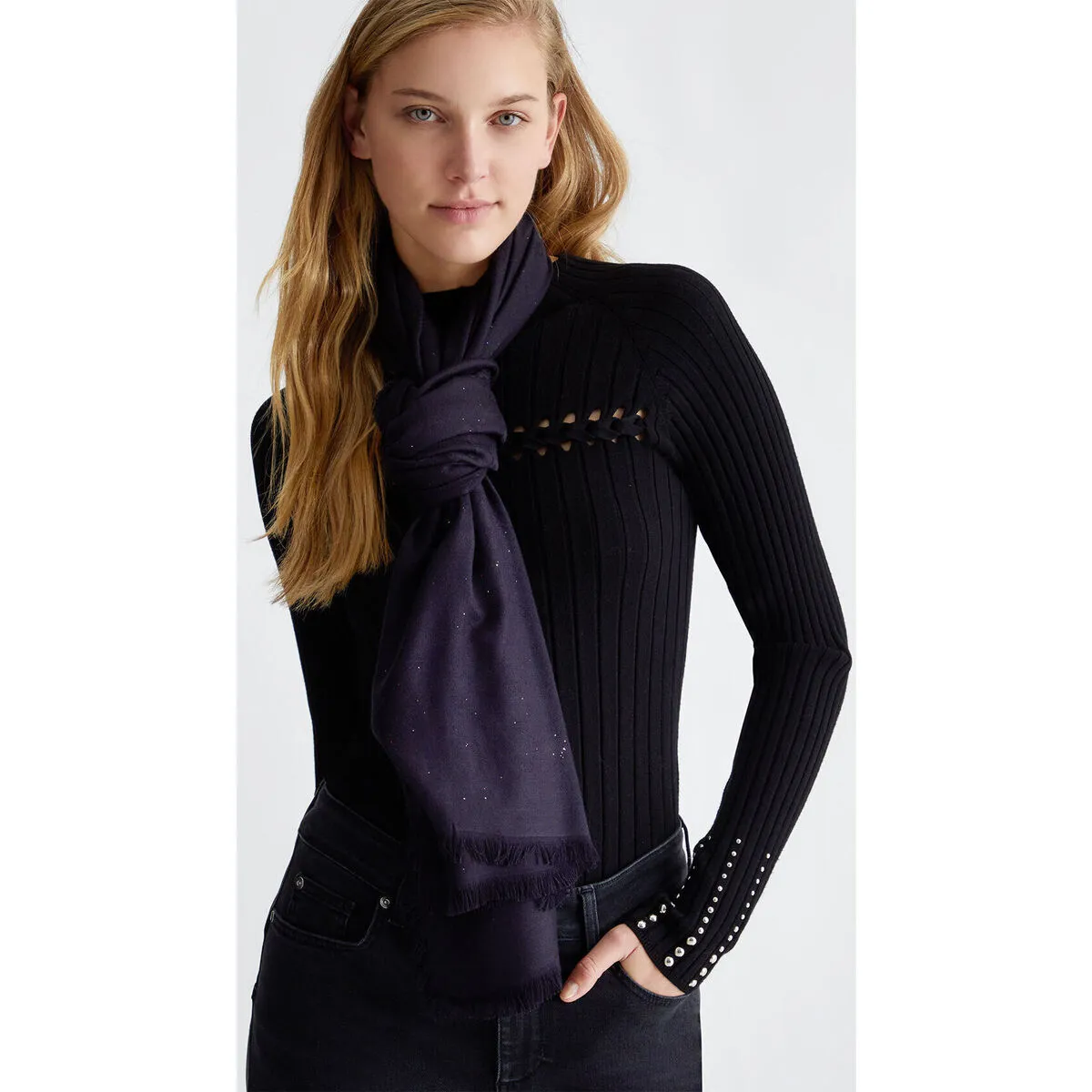 Estola con logotipo jacquard