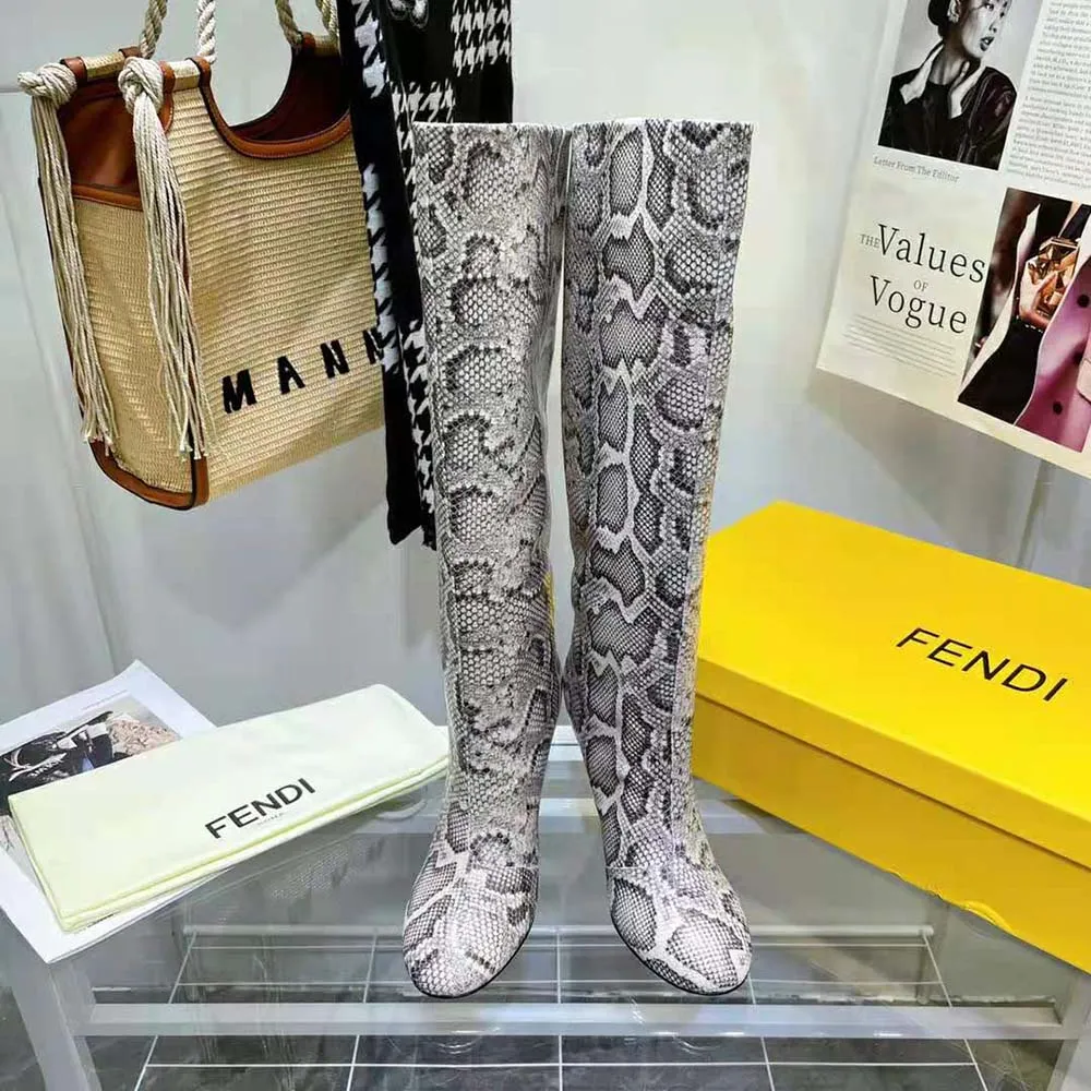 Fendi Mujer Botas de Tacón Karligraphy en Pitón Marrón