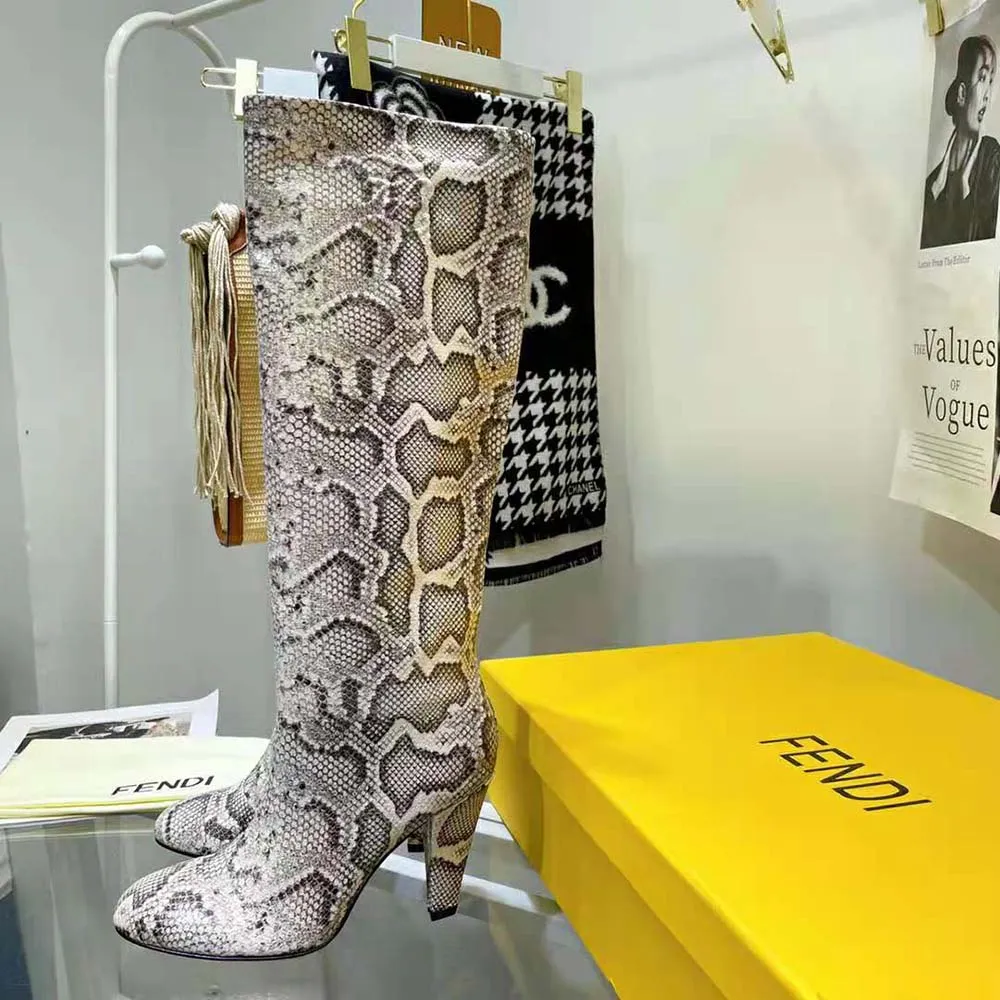 Fendi Mujer Botas de Tacón Karligraphy en Pitón Marrón