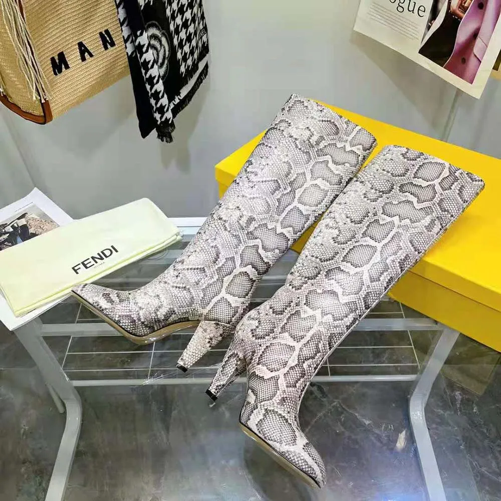 Fendi Mujer Botas de Tacón Karligraphy en Pitón Marrón