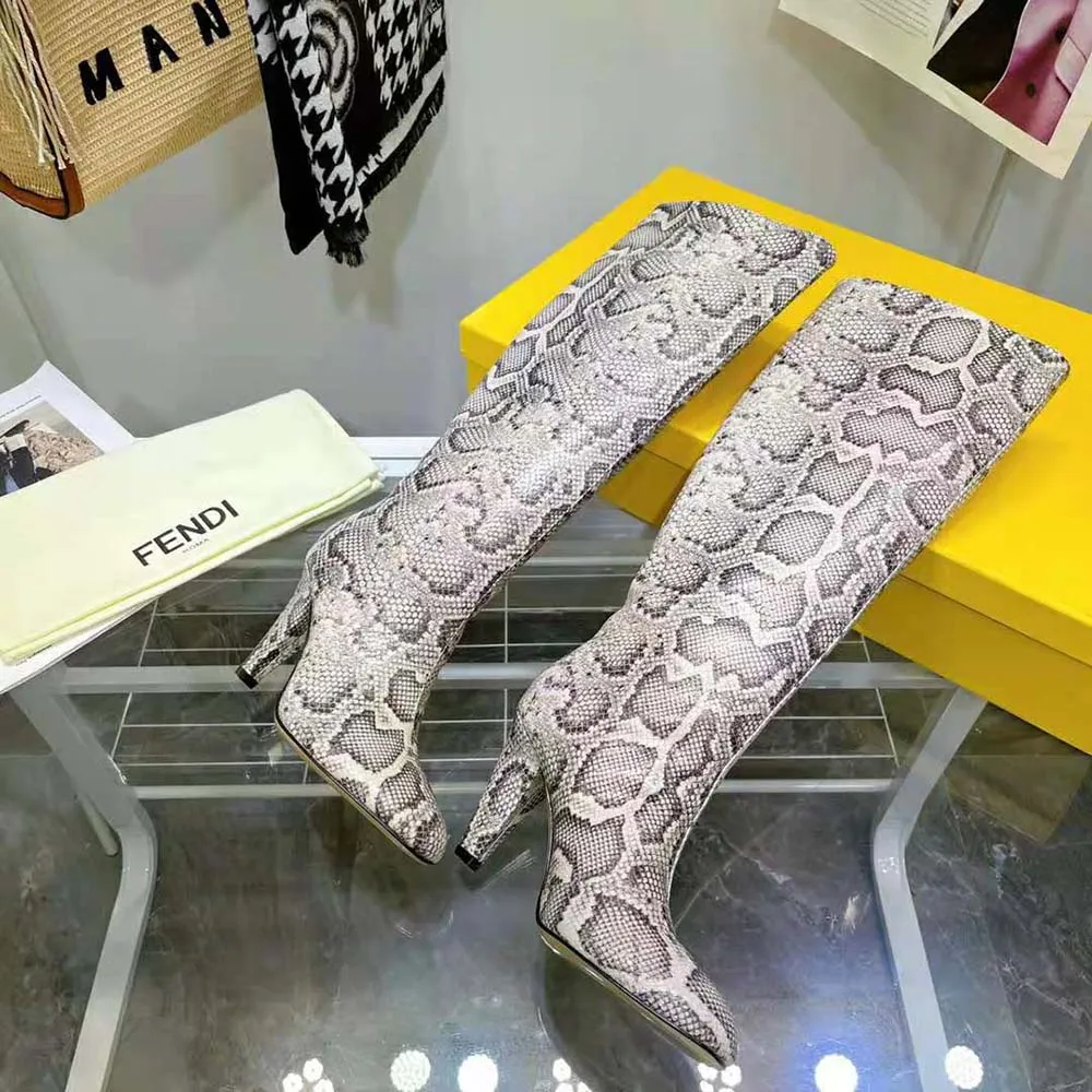 Fendi Mujer Botas de Tacón Karligraphy en Pitón Marrón