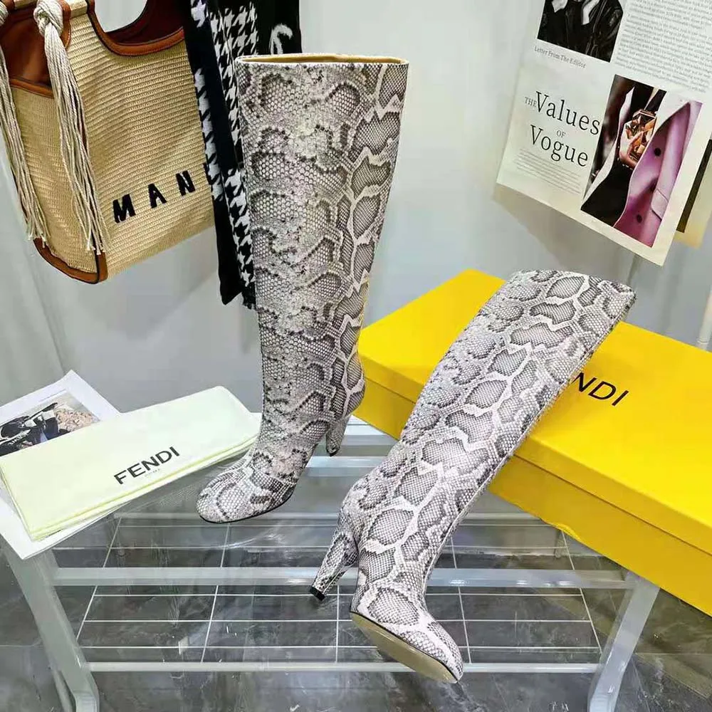 Fendi Mujer Botas de Tacón Karligraphy en Pitón Marrón