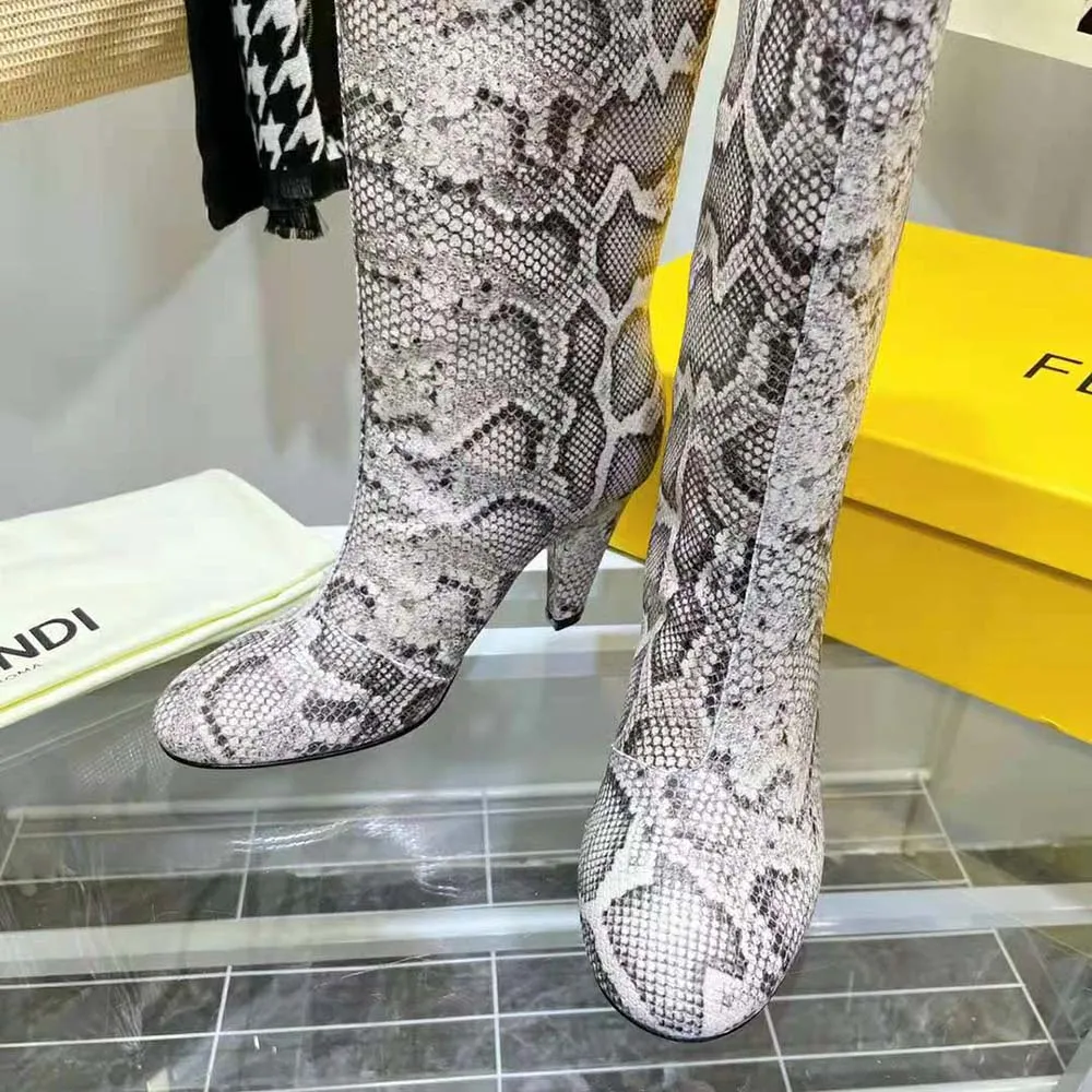 Fendi Mujer Botas de Tacón Karligraphy en Pitón Marrón