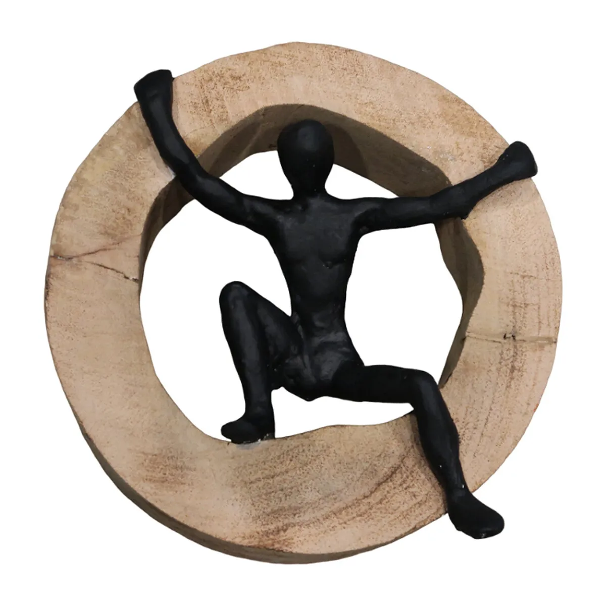 Figura blanca sentada tronco
