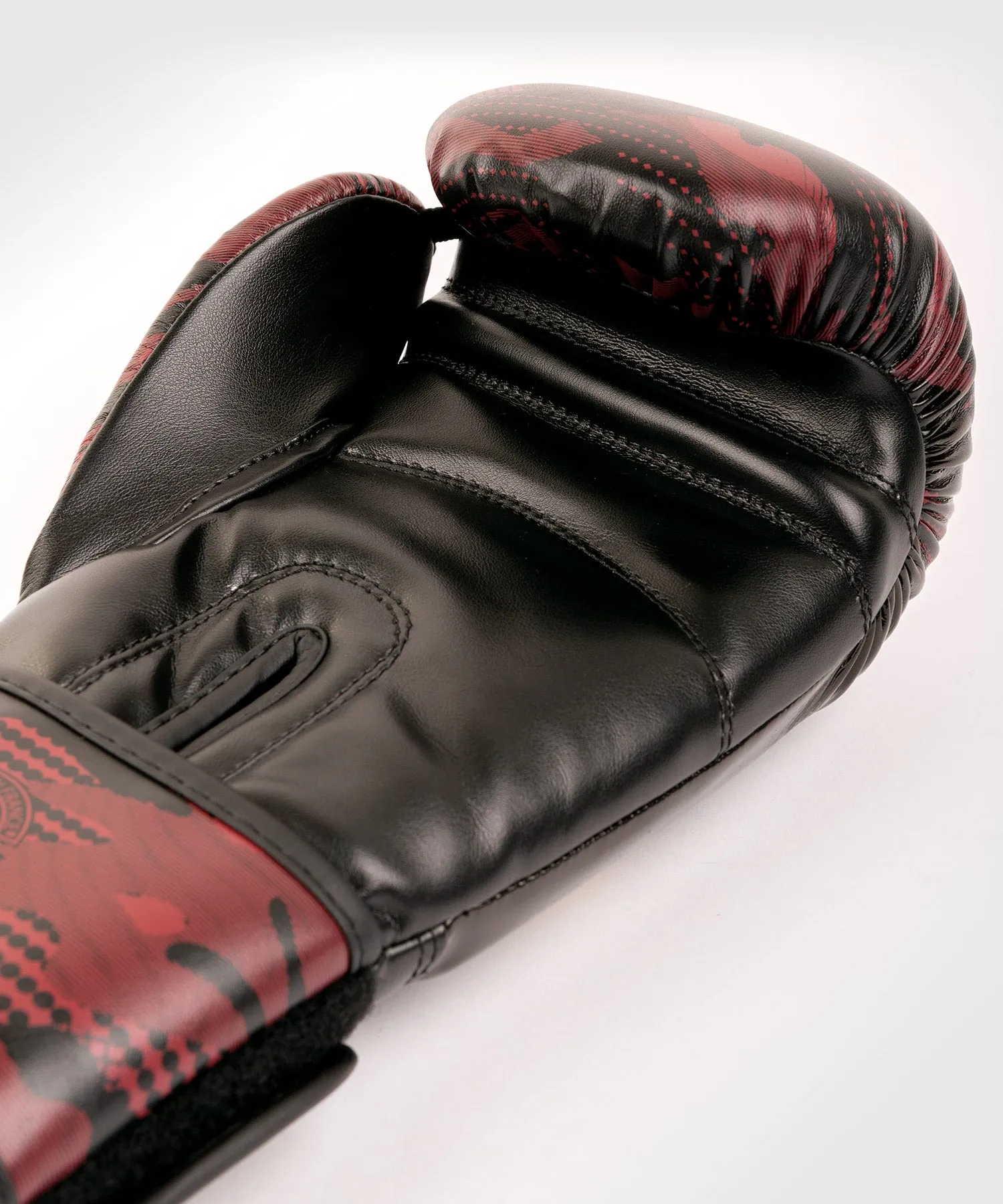 GUANTES DE BOXEO CONTENDER 2.0 VENUM DEFENDER  NEGRO/ROJO