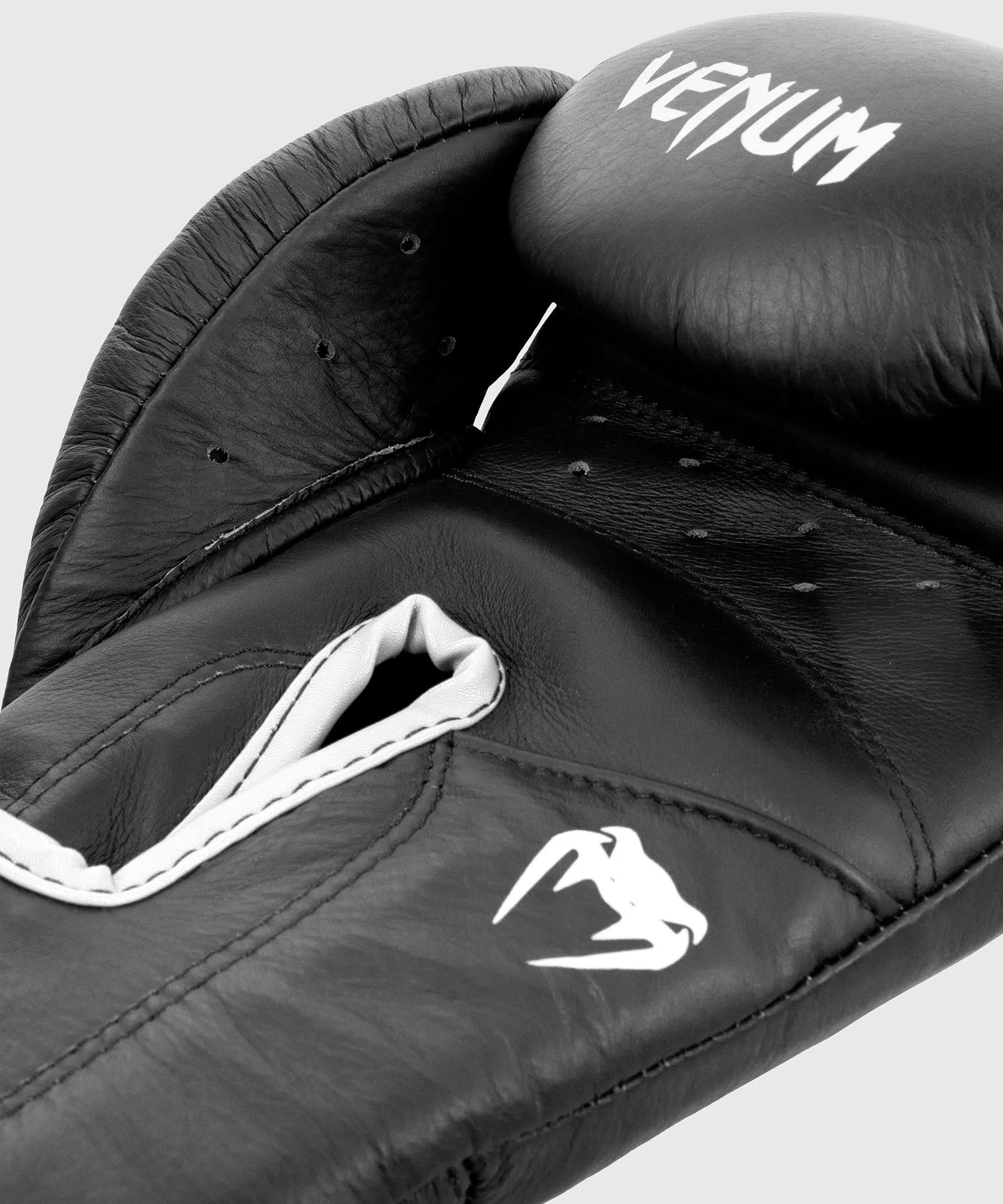 GUANTES DE BOXEO PROFESIONAL VENUM GIANT 2.0  – VELCRO  NEGRO/BLANCO