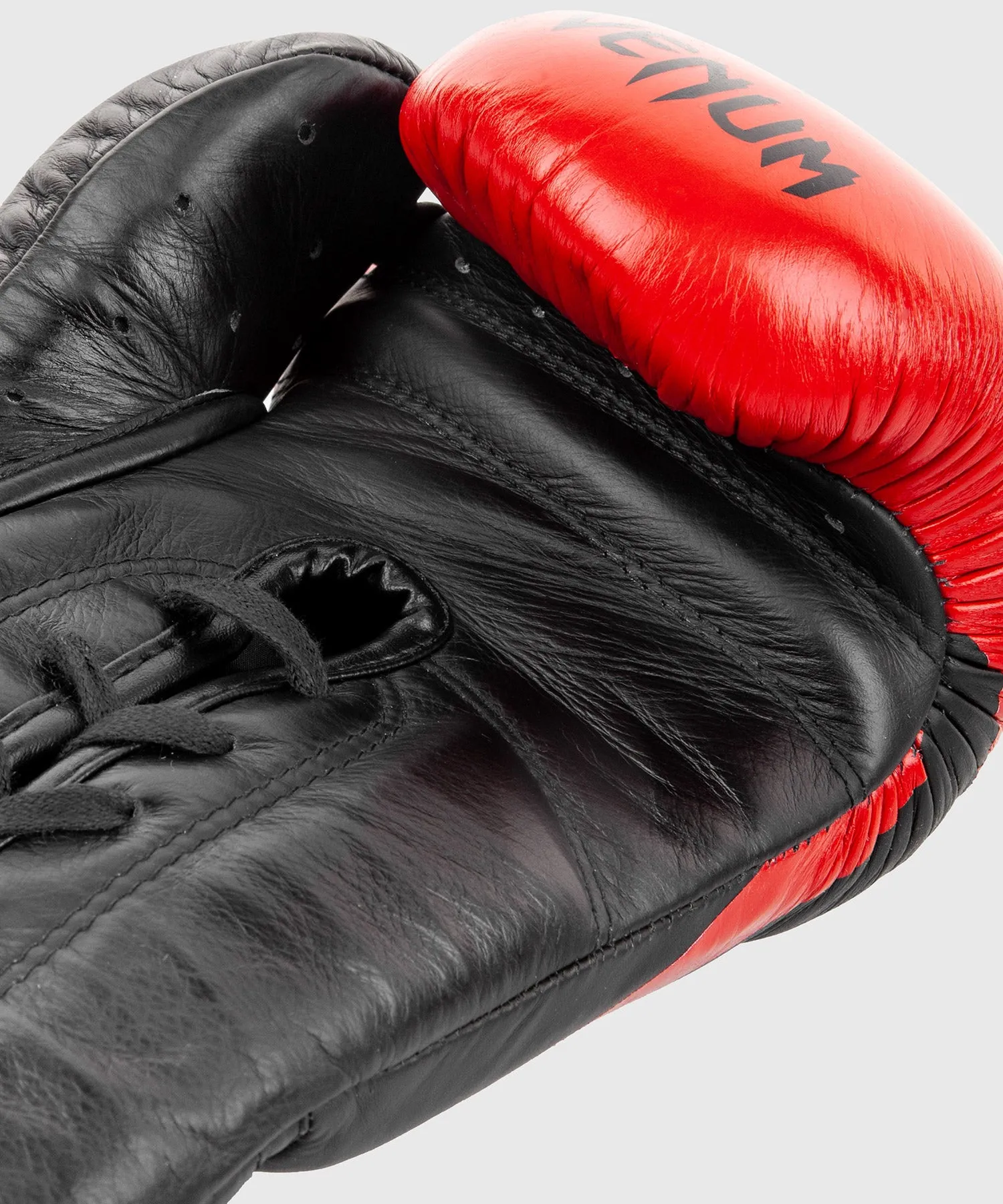 GUANTES DE BOXEO PROFESIONAL VENUM HAMMER – CORDONES  NEGRO/ROJO