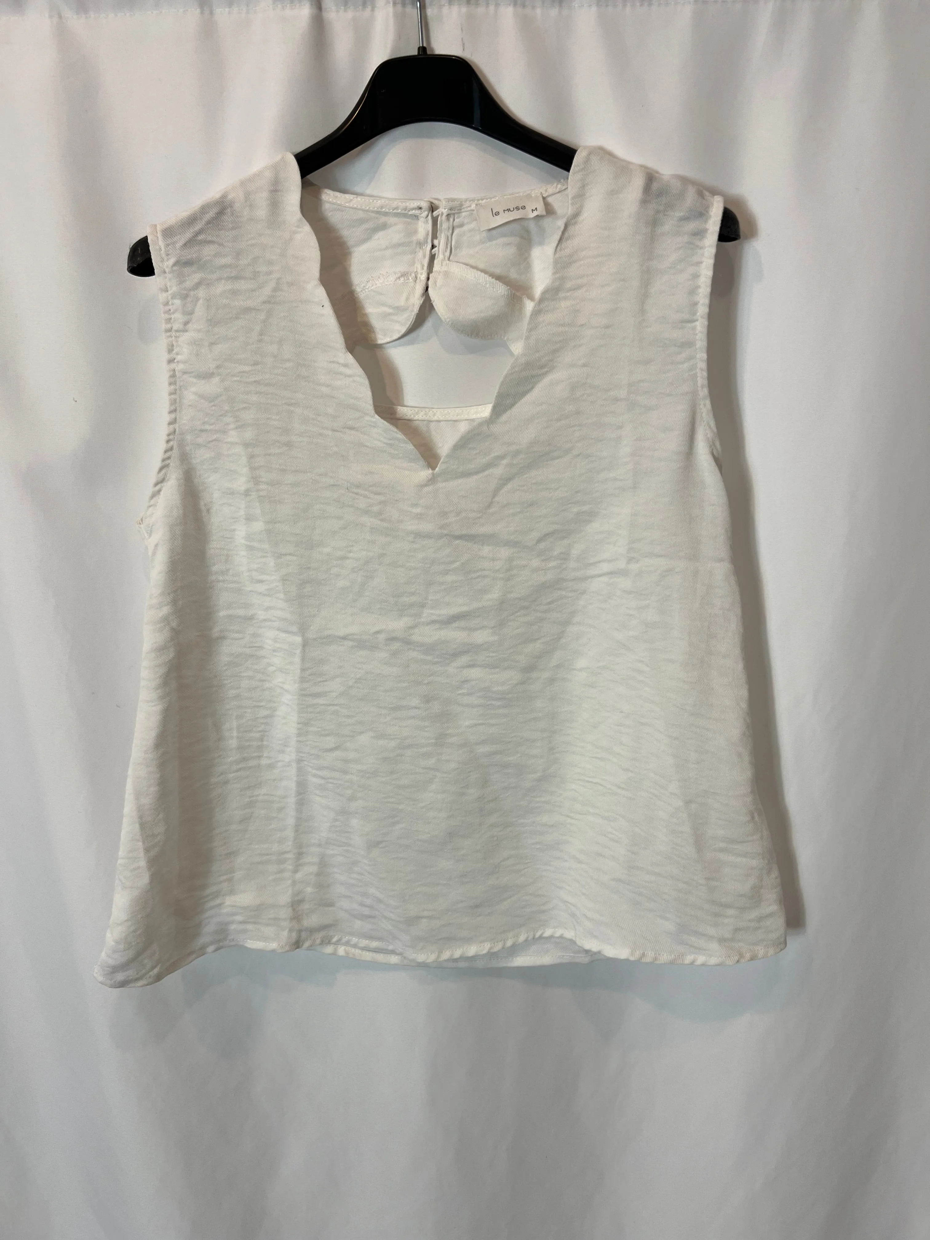 LE MUSE. Top blanco escote ondulado T.m