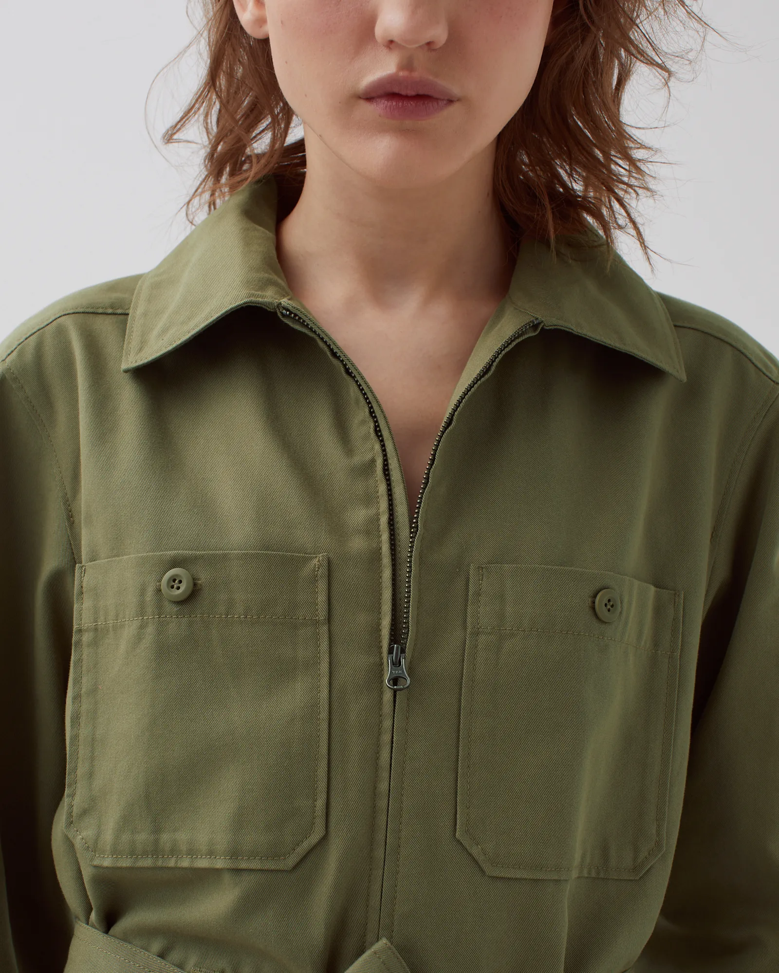 Mono cargo con cremallera covert green