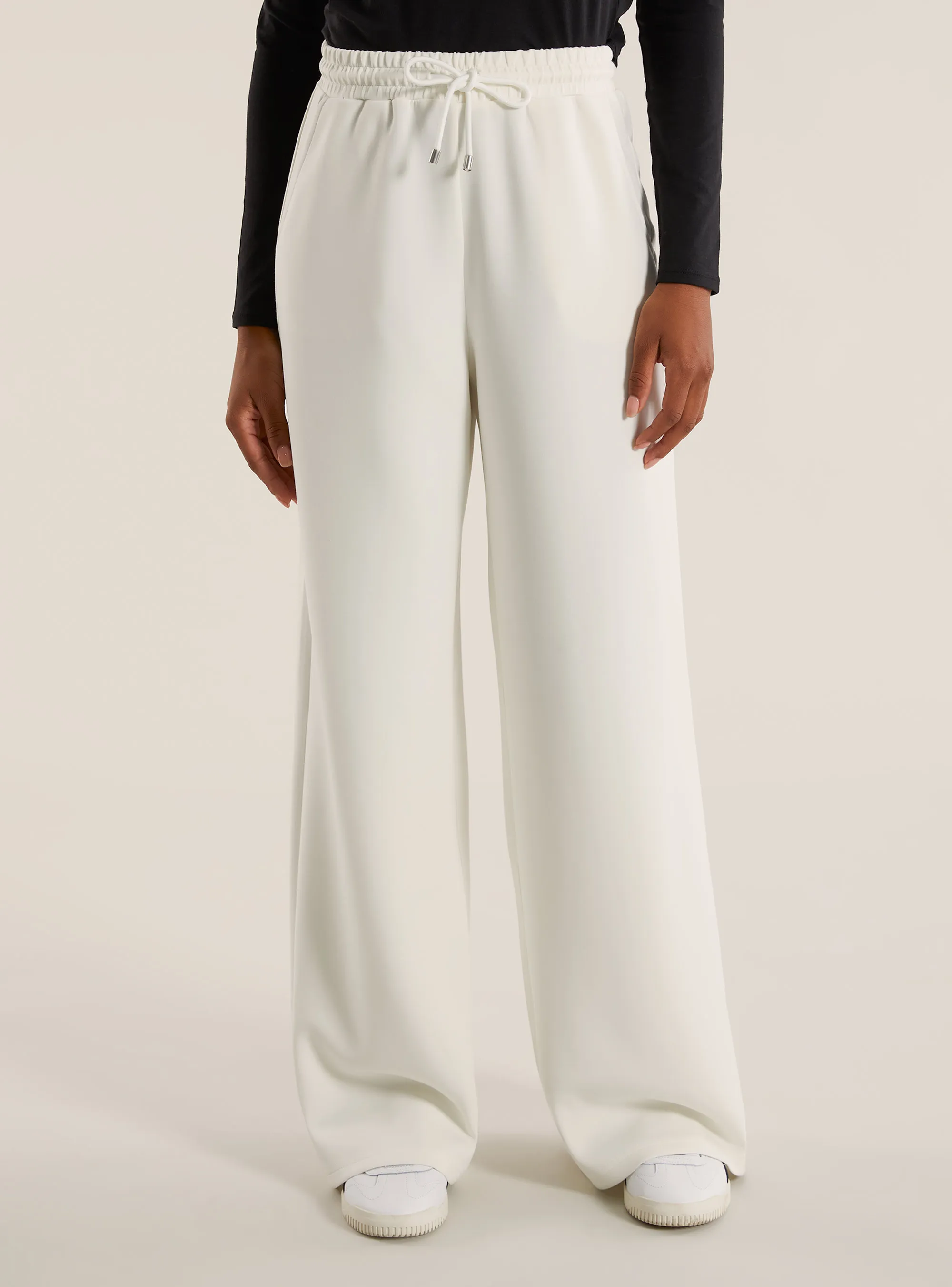 Pantalón de pernera ancha en suave scuba