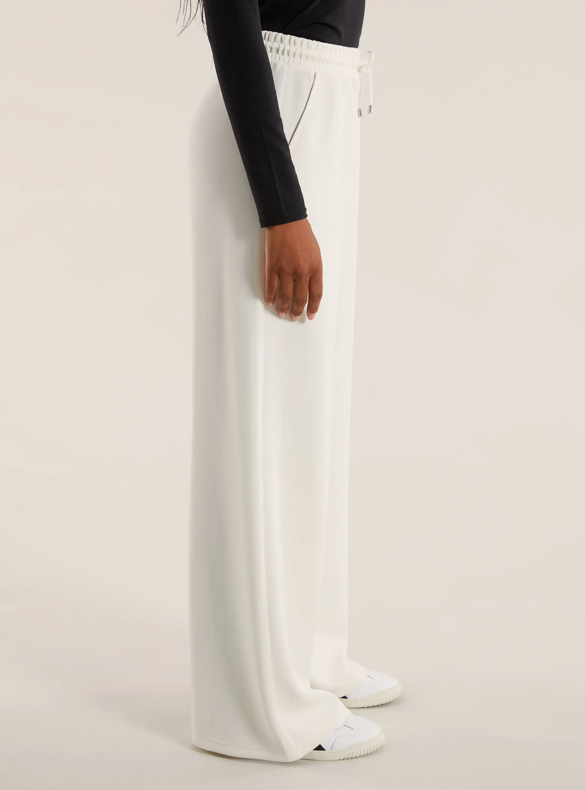 Pantalón de pernera ancha en suave scuba