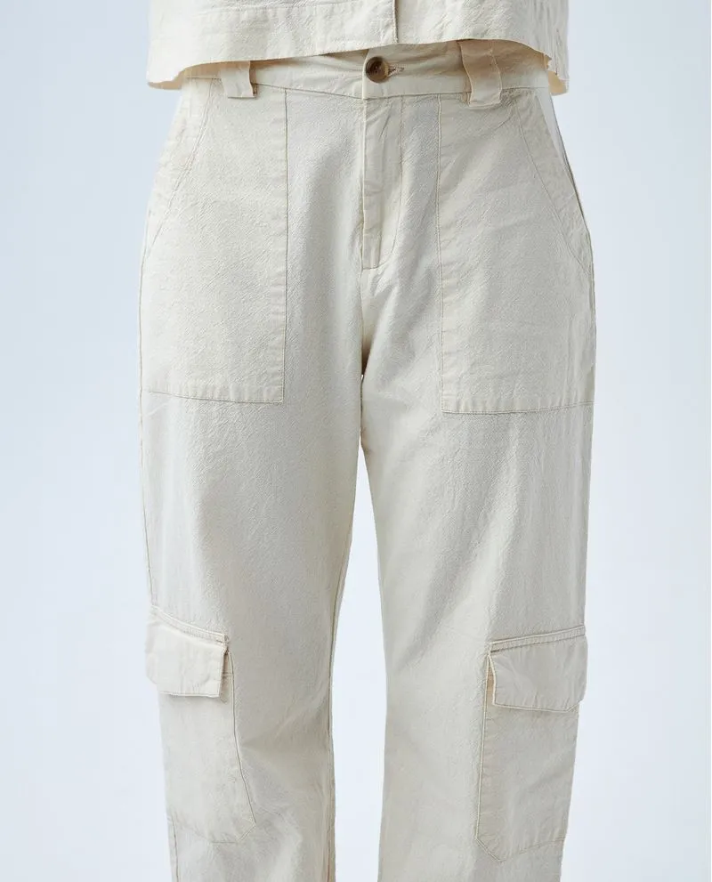 Pantalón tipo cargo para mujer