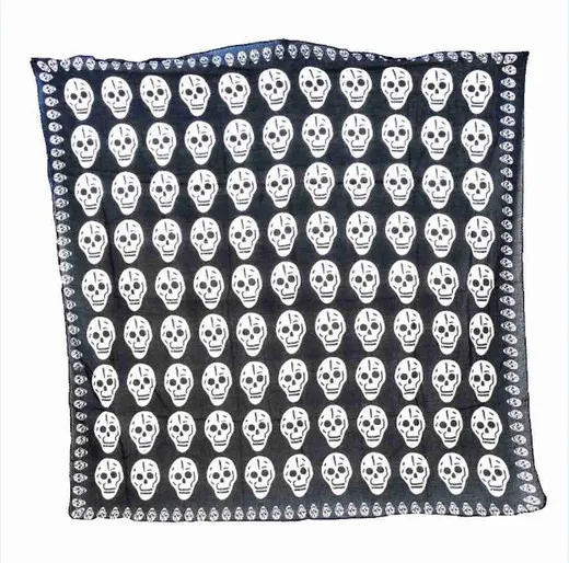Pañuelo negro con Calaveras blancas