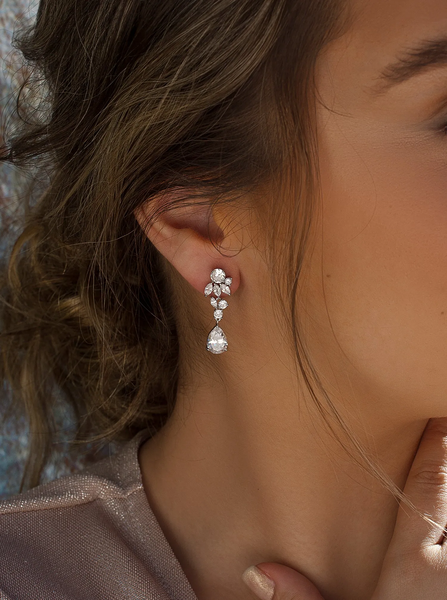 Pendientes de novia pequeos diseo floral con circonitas