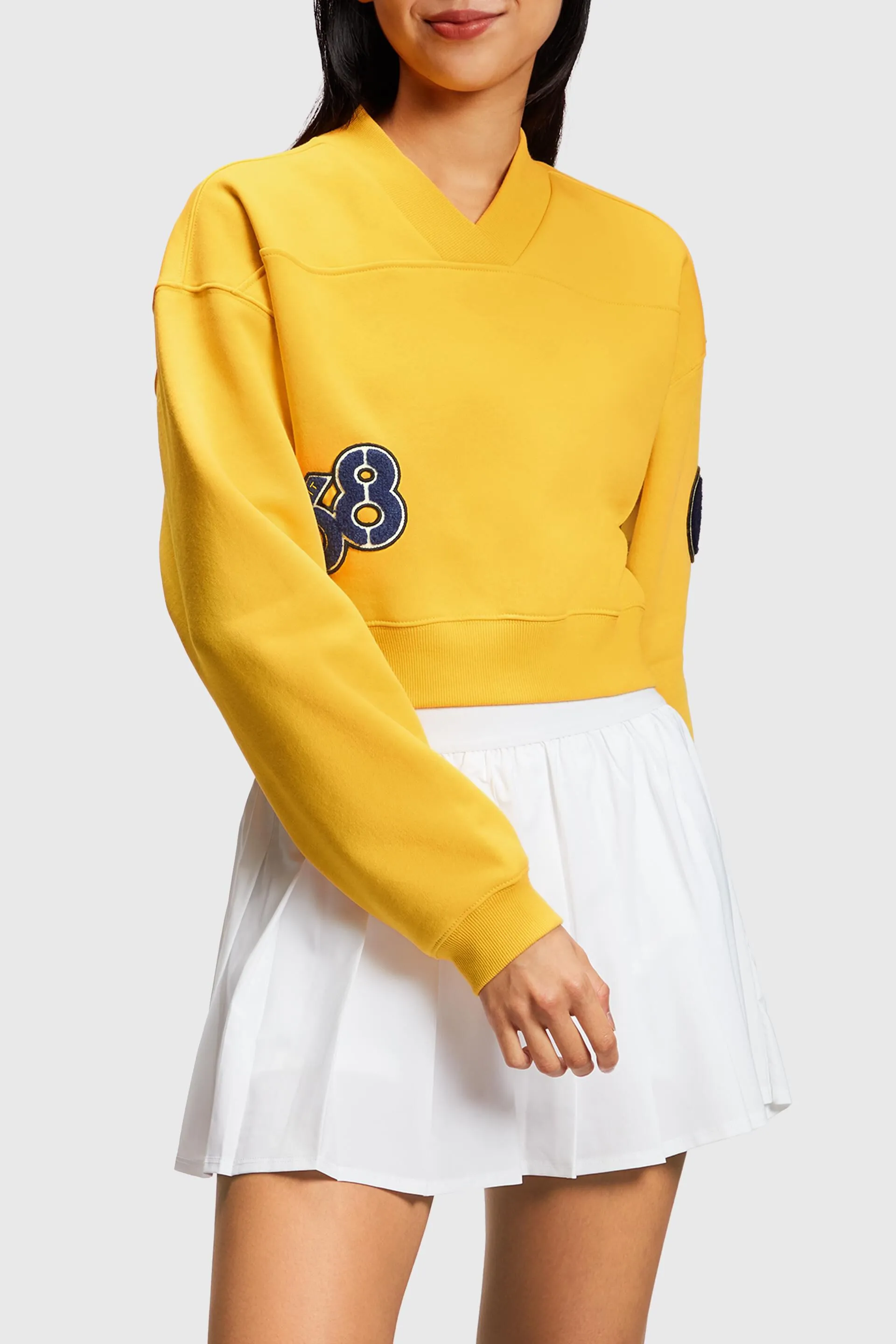 Sudadera universitaria corta con parches