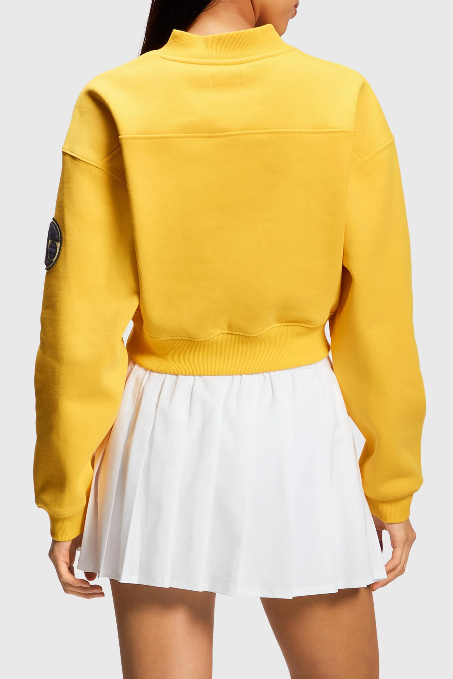 Sudadera universitaria corta con parches