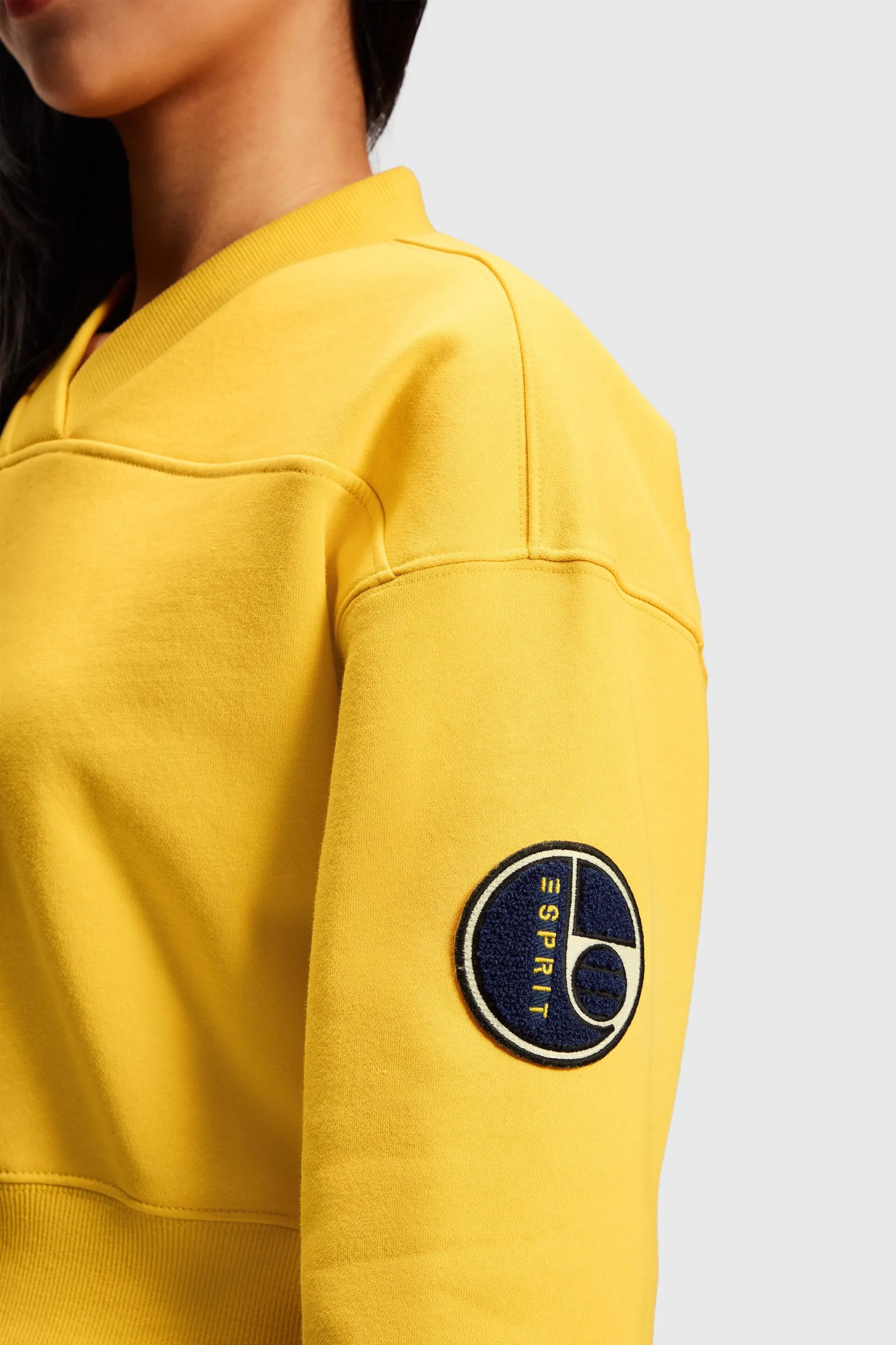 Sudadera universitaria corta con parches