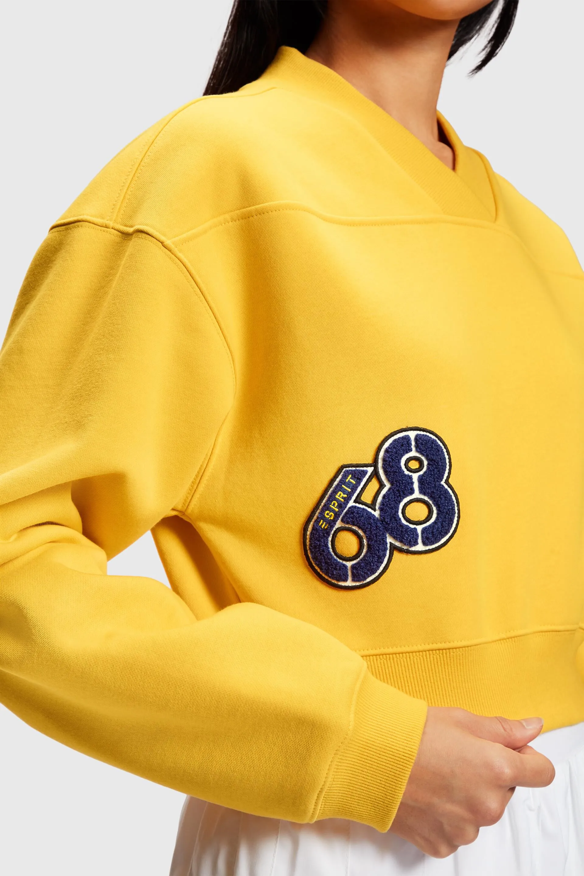 Sudadera universitaria corta con parches