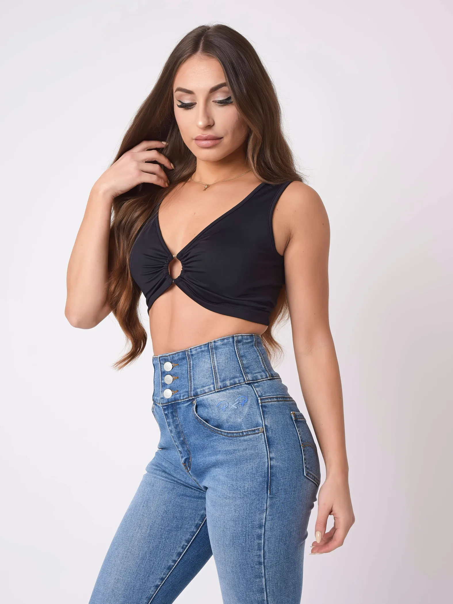 Top escotado con detalle de anilla