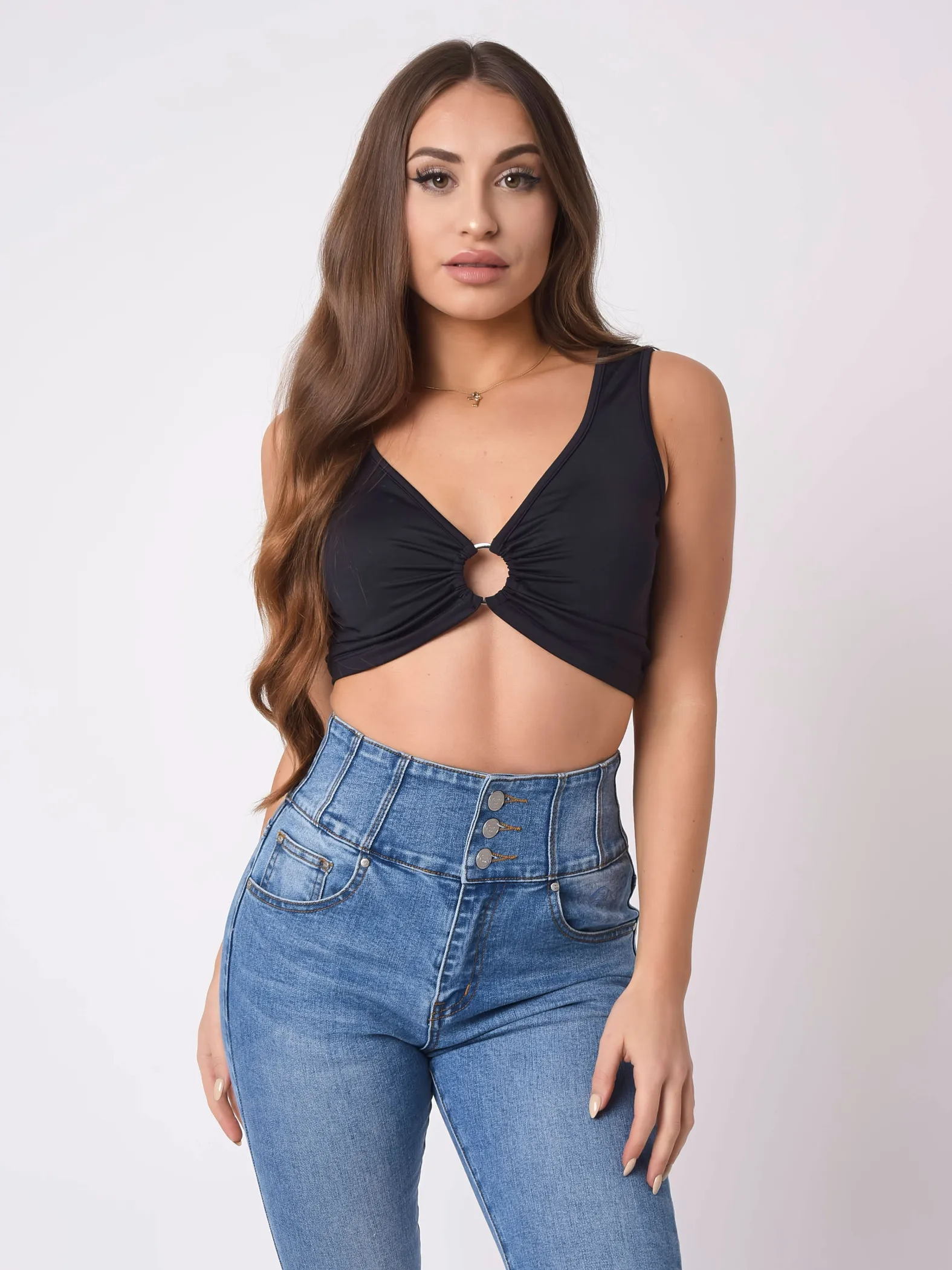 Top escotado con detalle de anilla