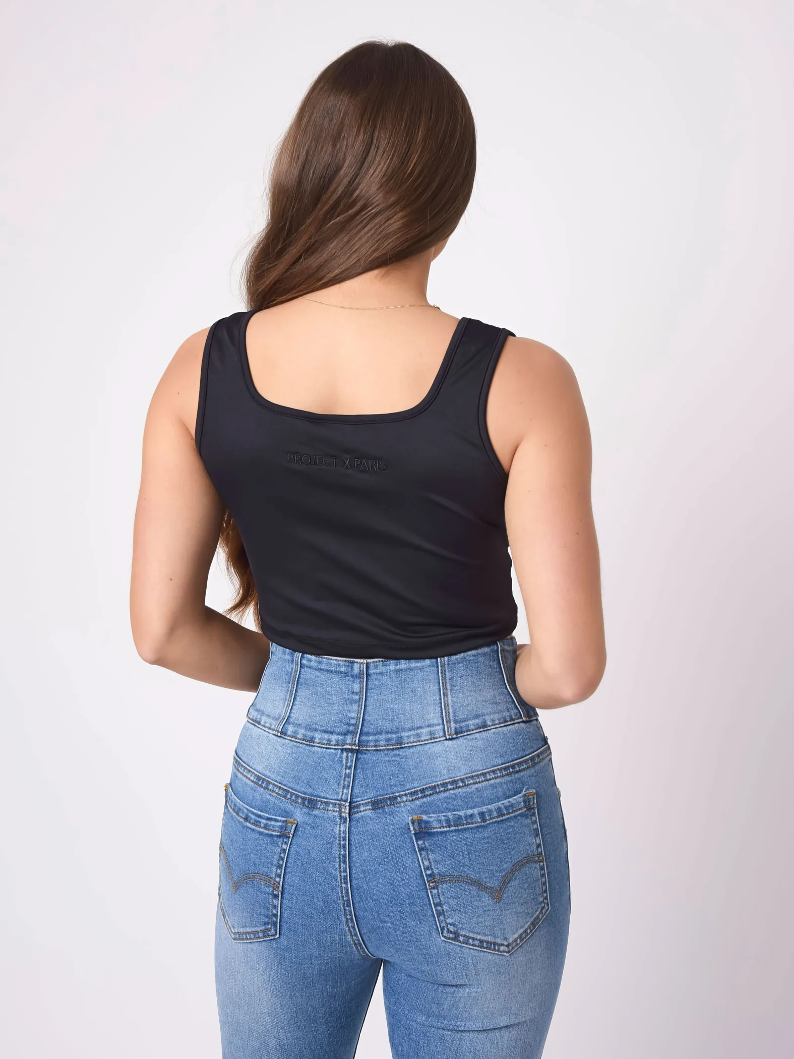 Top escotado con detalle de anilla