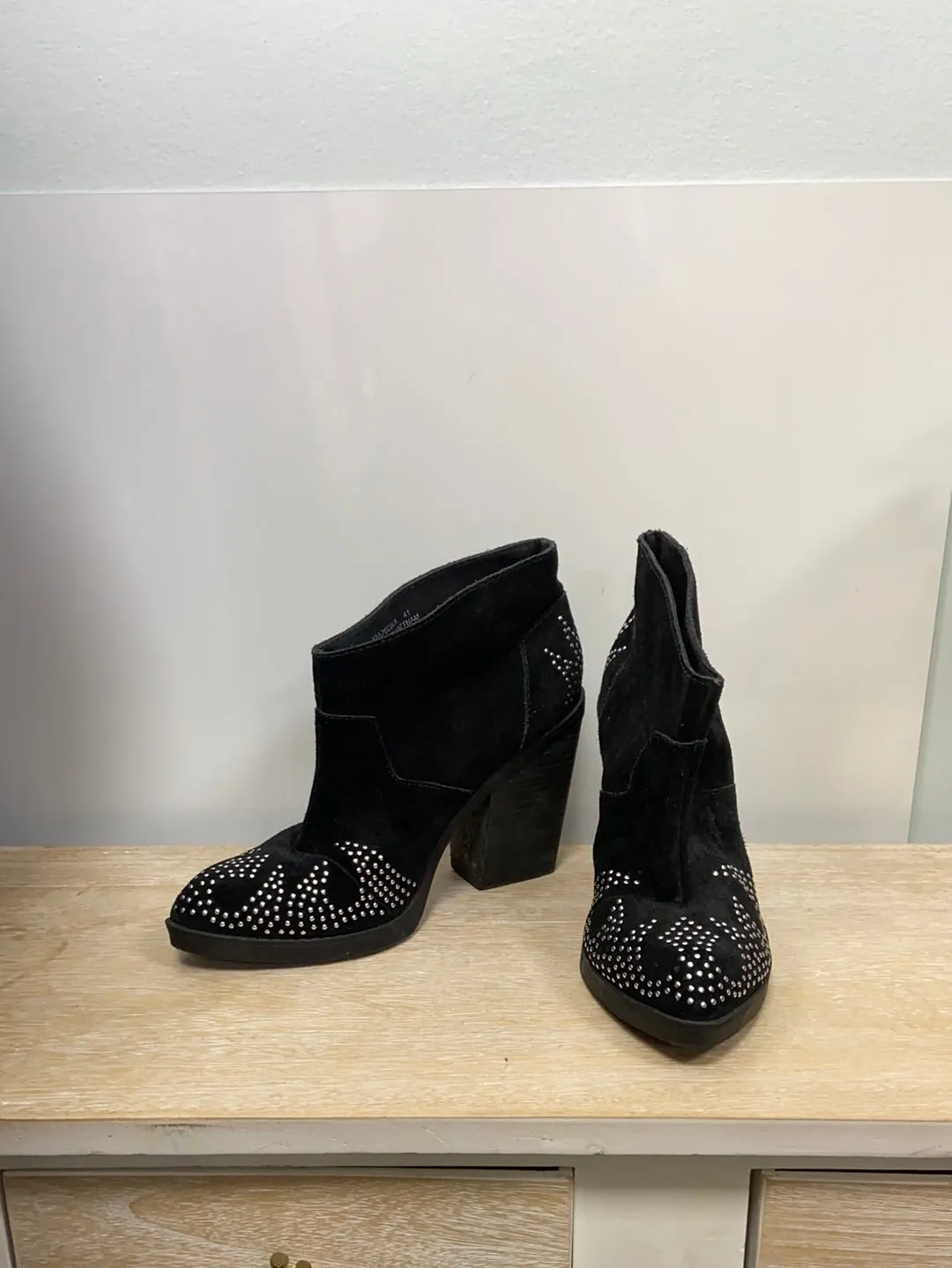 TOPSHOP. Botienes tachuelas T.41
