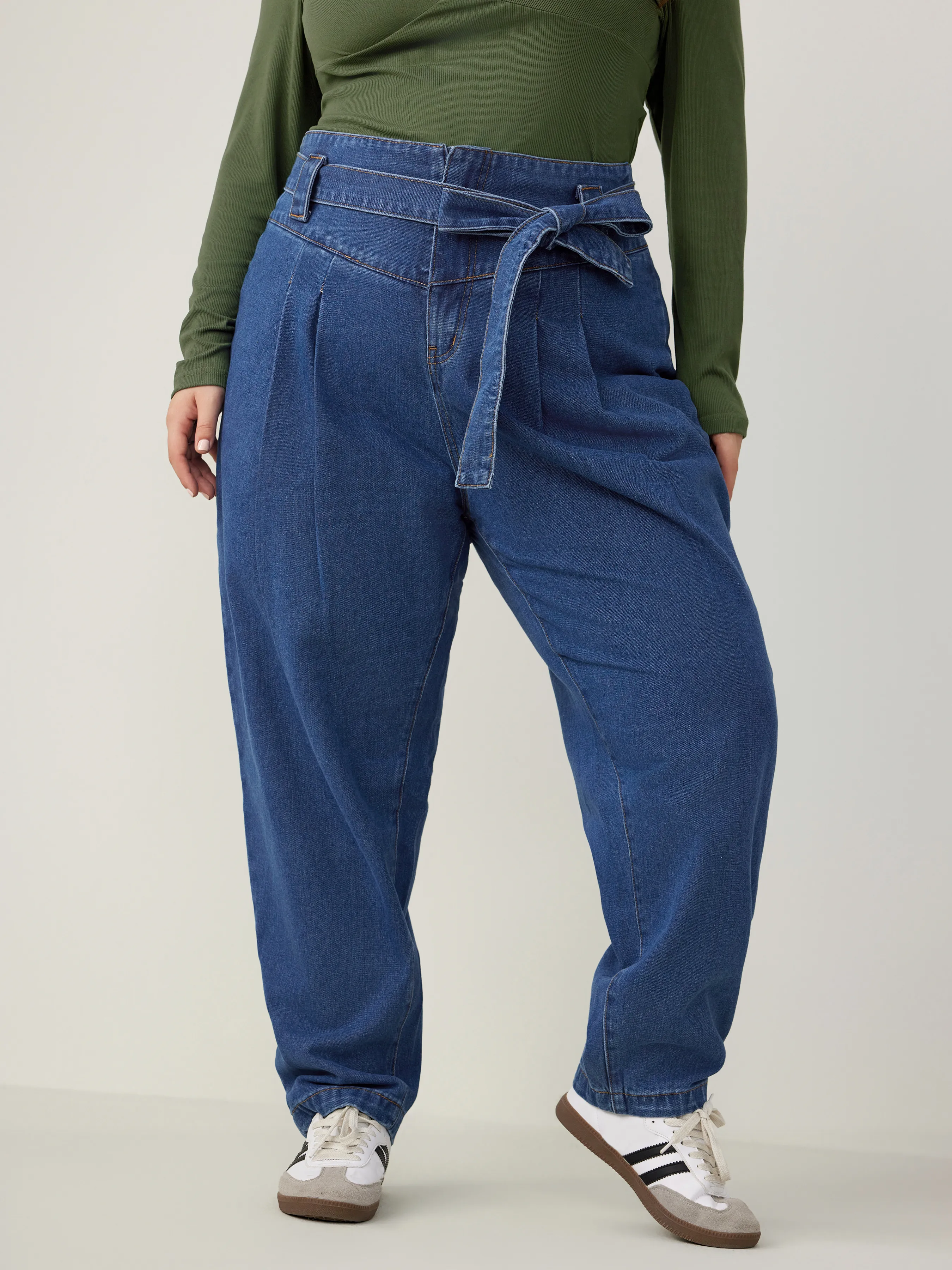  Vaqueros de Cintura Alta en Denim Sólido con Cinturón Curvy