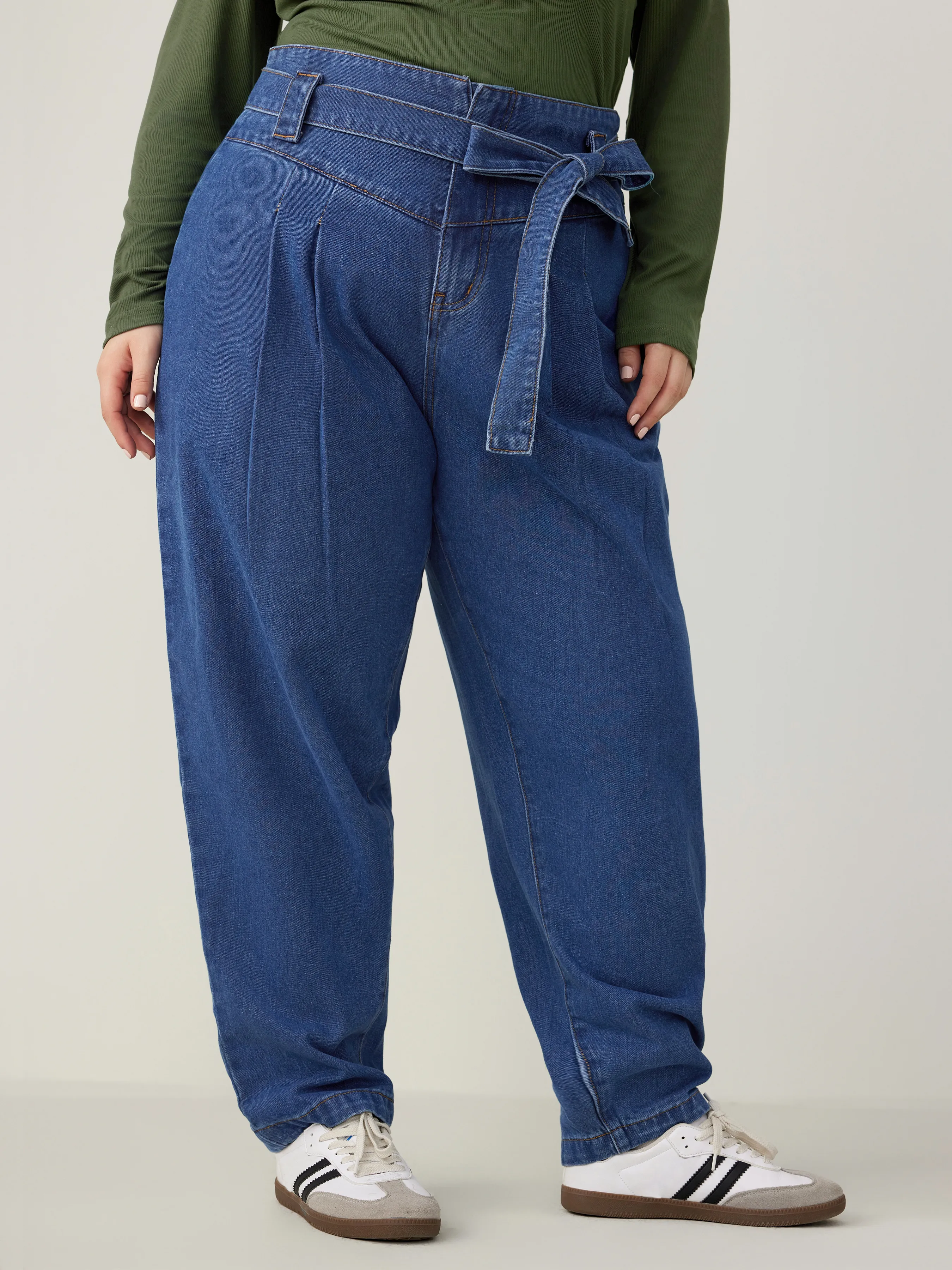  Vaqueros de Cintura Alta en Denim Sólido con Cinturón Curvy