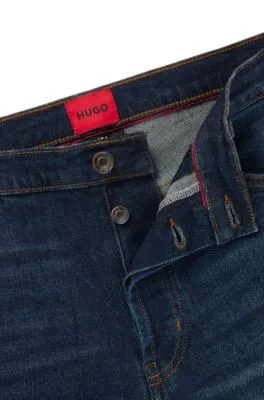 Vaqueros tapered fit en denim elástico azul muy cómodo