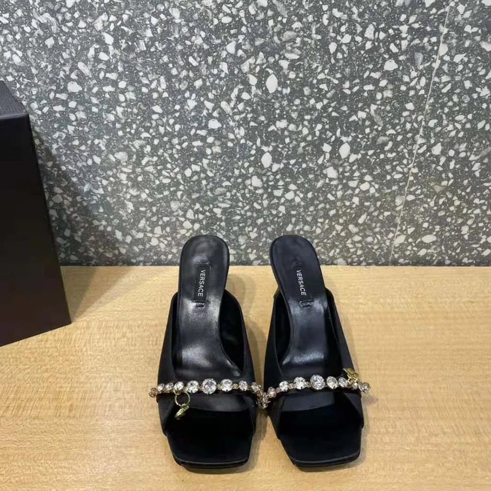 VERSACE MUJER MULES ARTIFACT DE TACóN MEDIONEGRO