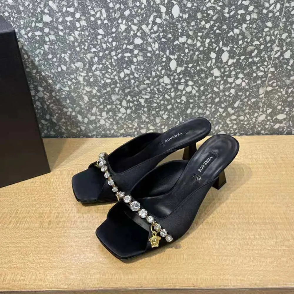 VERSACE MUJER MULES ARTIFACT DE TACóN MEDIONEGRO