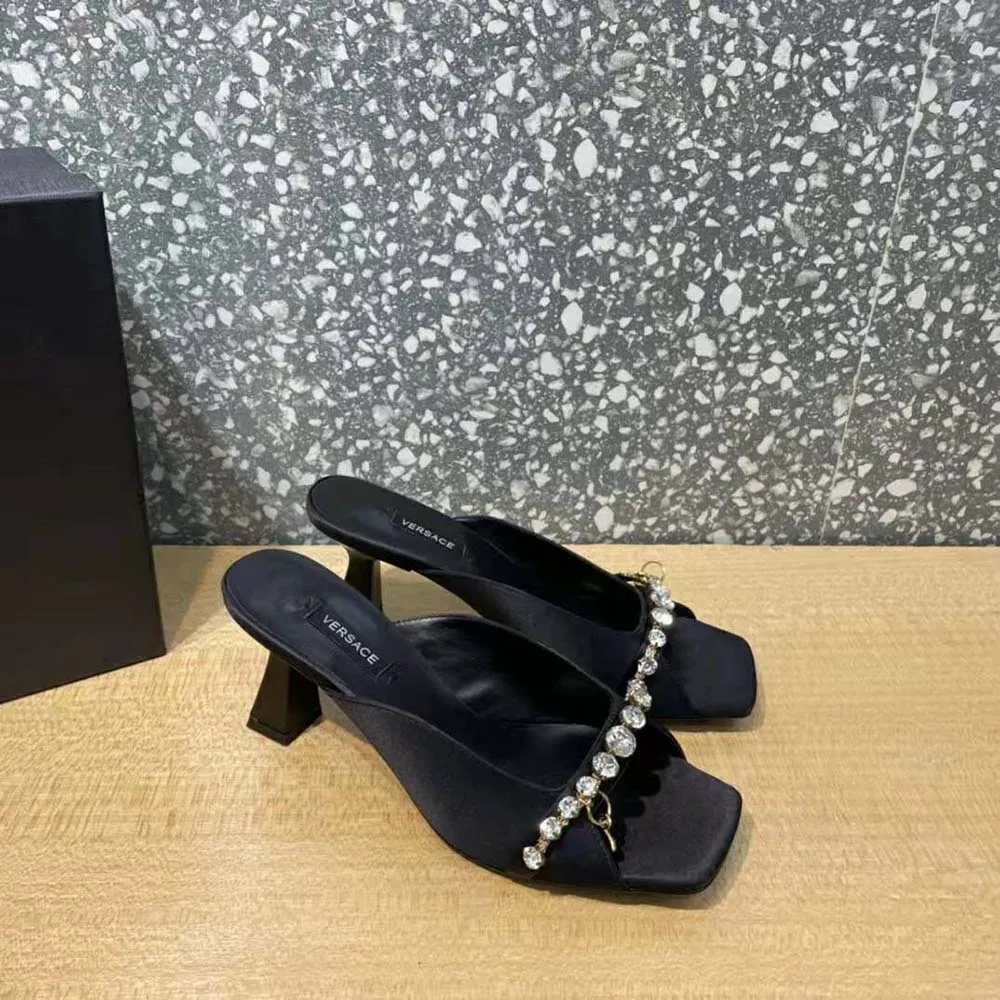 VERSACE MUJER MULES ARTIFACT DE TACóN MEDIONEGRO