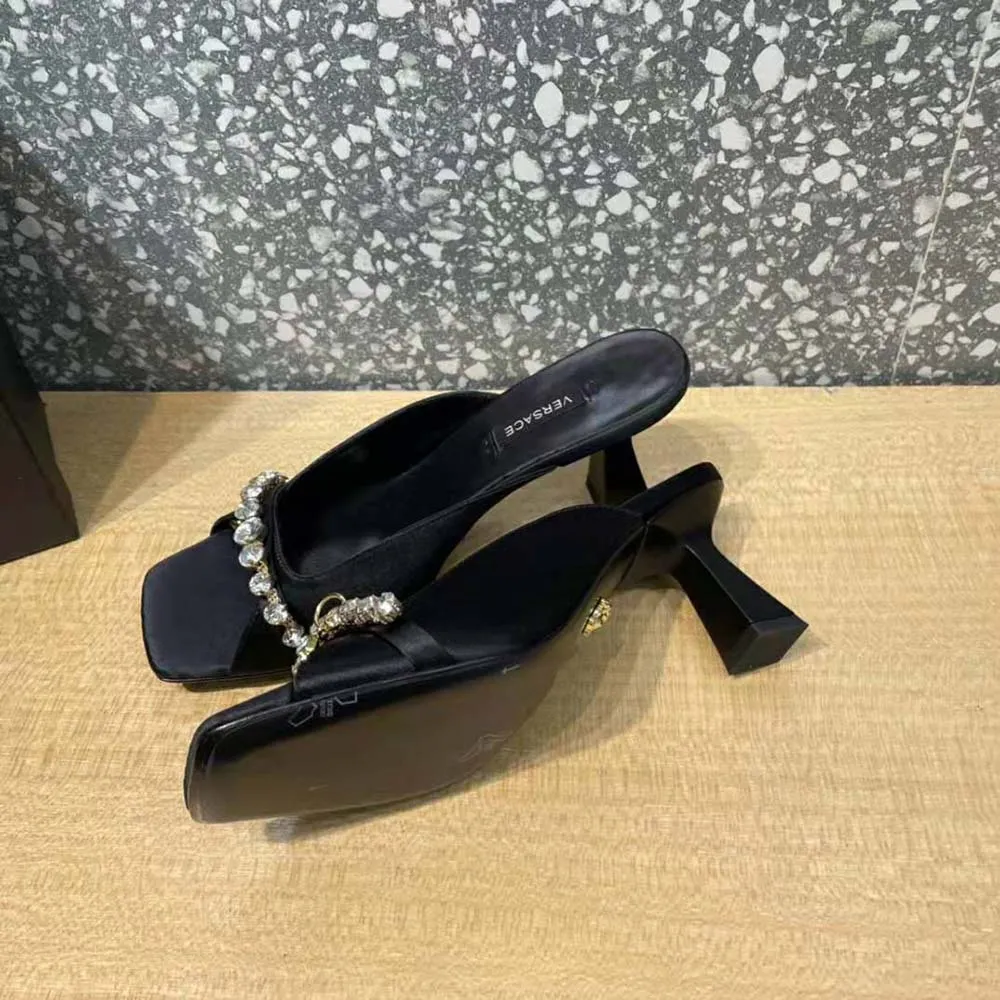 VERSACE MUJER MULES ARTIFACT DE TACóN MEDIONEGRO