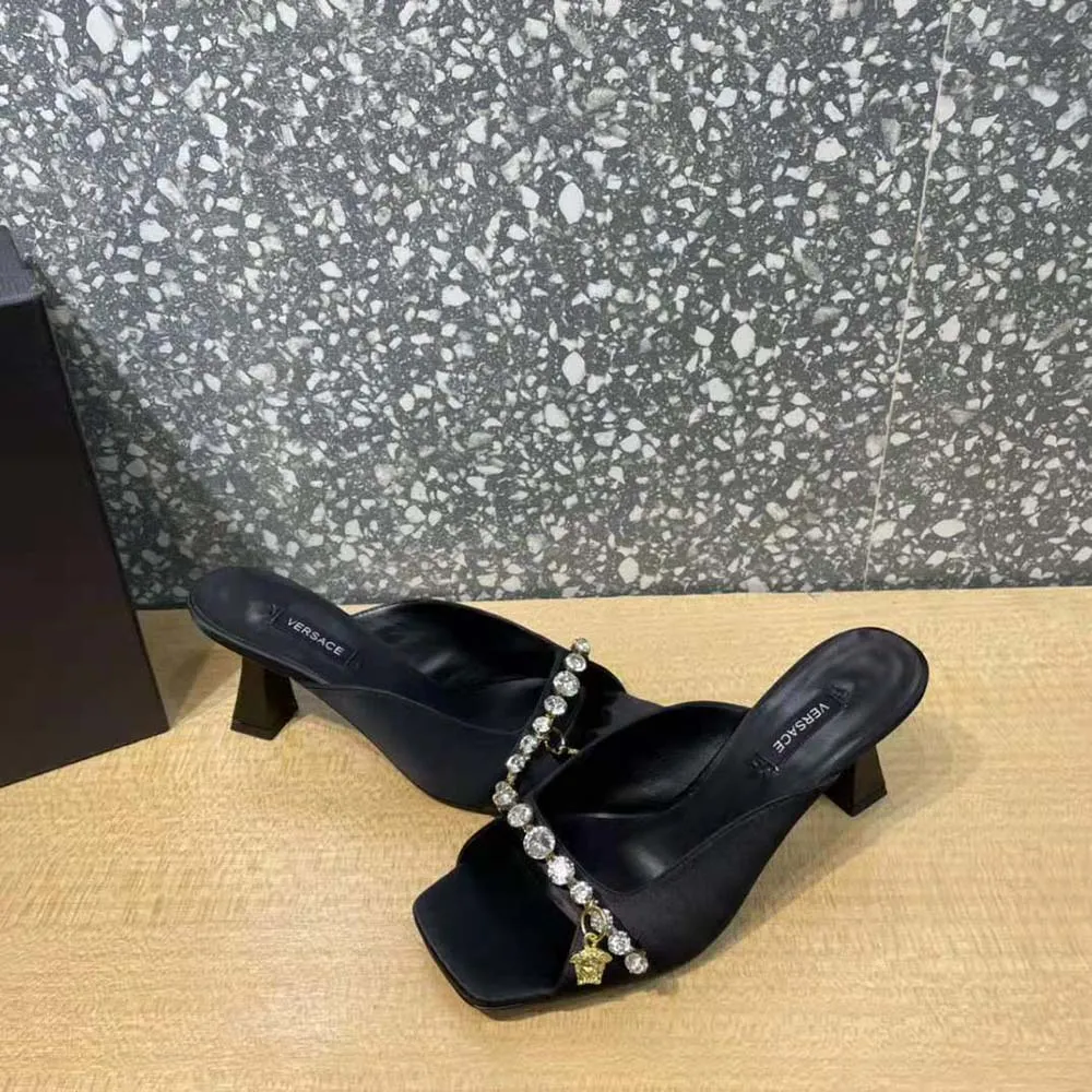 VERSACE MUJER MULES ARTIFACT DE TACóN MEDIONEGRO